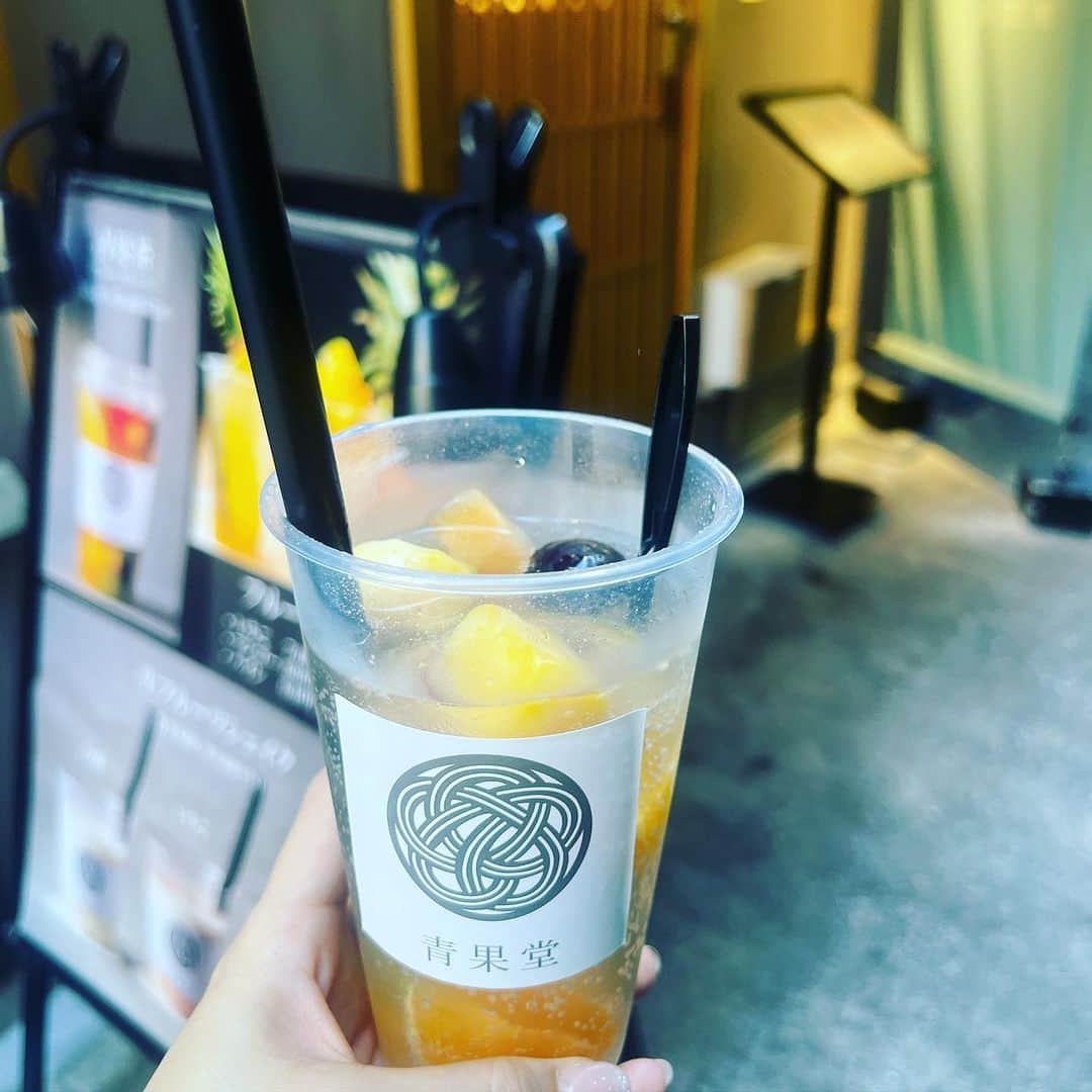 丘みどりのインスタグラム：「ちょっと休憩。 ソーダと美味しそうなフルーツに誘われて…♡  #丘みどり #青果堂 #銀座」