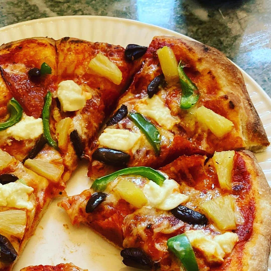 マイケル・ルーカーのインスタグラム：「This was one of the crazy ones…. Pepperoni, pineapple, olives, and bell pepper.」