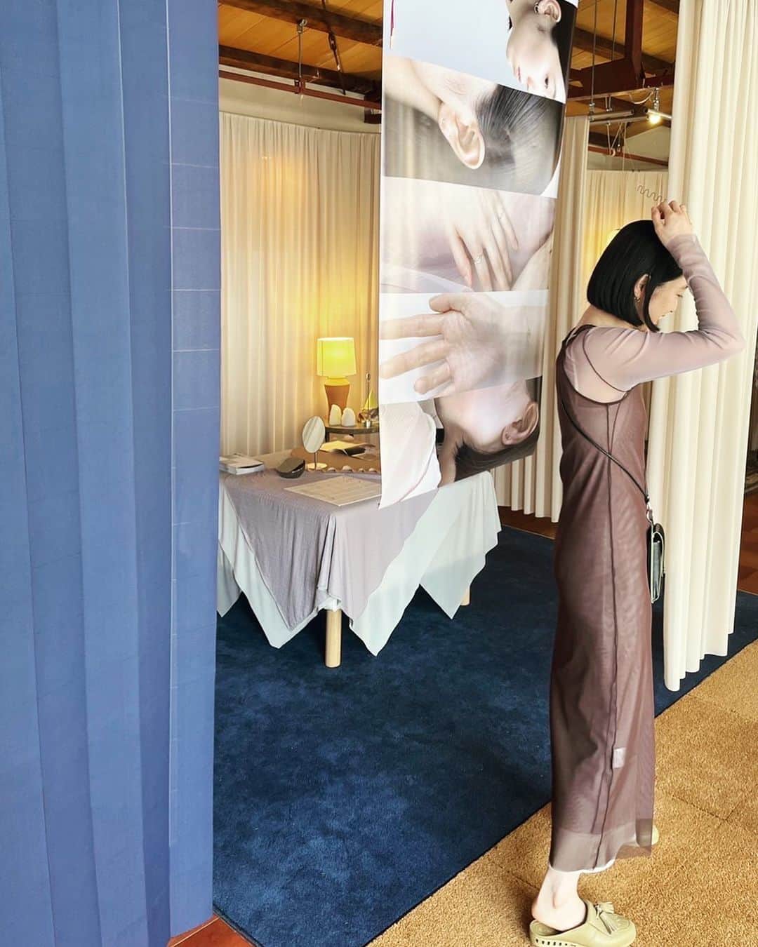 小谷実由のインスタグラム：「#omiyunoue 3日間の受注会が終了しました🦭暑い日が続く中、沢山のご来場ありがとうございました⛱️特に昨日はとても暑かったですね🦀水分補給しっかりして引き続き皆さま体調にお気をつけください！  オンライン販売のスタートは明日18日の夜21時からの予定です！改めてまたお知らせさせてください📢  会いたい人にも沢山会えて嬉しかったし @jens.stock.heim の素敵な空間に3日もいたので、楽しくてロス、、、🥹❤️」
