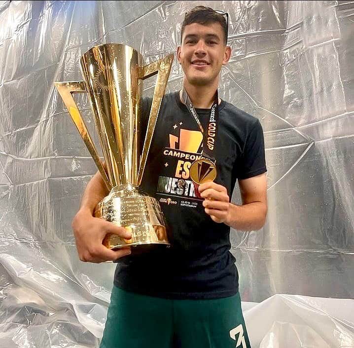 RCDエスパニョールのインスタグラム：「🏆¡@cjasib, campeón de la Copa Oro con @miseleccionmx! ¡Enhorabuena cachorro 🐶! #MéxicodeOro 🇲🇽」