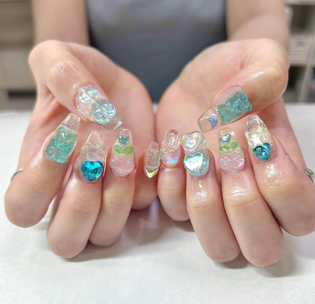 相良ましろのインスタグラム：「. new summer nails🌻💎🩵🧊 . . うるうるクリアネイル💅❣️ みてみて、爪の先端！透明で綺麗でしょ😚✨️ クリアネイルずっとやってみたかったんだけど、全部の爪長さ出ししないと出来ないの🥲 先月、ちょうどネイルオフしてたからこの機会に出来て嬉しい🥺🫰 自然光で大優勝しちゃう、はちゃめちゃに可愛いぞ〜🩵🩷 . スマホチェーンもオーダーして作ってもらったよ！とっても可愛い🫶🩵 携帯なくしやすいからマジで欲しかった🥹 気になる人は @haac_cherry までDMしてみてね🍒✨️ お揃いしようぜい✌️✌️ . . . #ネイル #夏ネイル #クリアネイル #うるうるネイル #水色ネイル #透明感 #スマホチェーン #スマホショルダー #はるかしか勝たん✊」