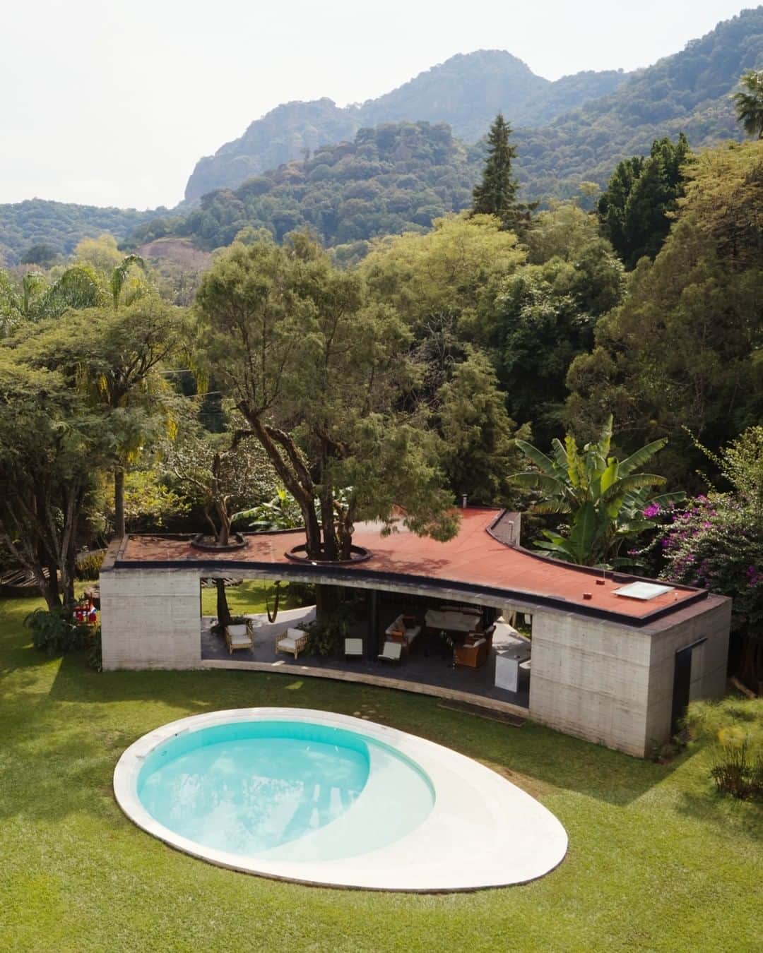 Airbnbのインスタグラム：「Meet us by the pool.」