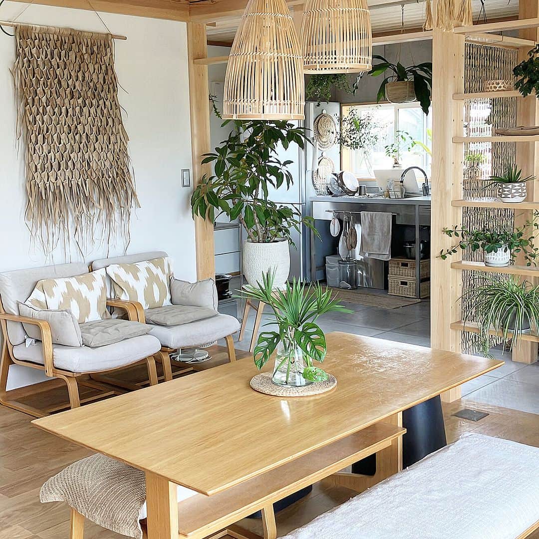 RoomClipJPさんのインスタグラム写真 - (RoomClipJPInstagram)「この部屋が素敵だなと思ったら「🎋」(竹)とコメントしてください！ 竹の素材を使った照明カバーやカゴなどの小物とたくさんの植物の調和が素敵なhira_muji_mihiさん宅✨風通しの良さそうな開放感のある空間が心地良さそうですね！  ---------------------------------------  Photo: hira_muji_mihi RoomNo. 709767   --------------------------------------  この部屋のインテリアはRoomClipのアプリから ご覧いただけます。  アプリはプロフィール欄から ▶︎ @roomclipjp  ------------------------------------  600万枚以上集まる中から リアルな部屋のインテリア写真を毎日発信！  ------------------------------------  #ハンギンググリーン#グリーンのあるインテリア#植物のある暮らし#観葉植物のある暮らし#観葉植物がある暮らし #植物がある暮らし#グリーンのある暮らし#平屋#一戸建て#一軒家#戸建て#戸建て住宅#ナチュラルインテリア#ナチュラル雑貨#インテリアコーディネート#好きなものに囲まれた暮らし#部屋づくり#リビングインテリア#リビングルーム#こだわりの家#雑貨好き#インテリア好き￼#おしゃれなインテリア#キッチンインテリア#インテリア好きと繋がりたい#ダイニングインテリア#デザイナーズ家具#空間デザイン#roomclip #ルームクリップ」7月17日 20時30分 - roomclipjp