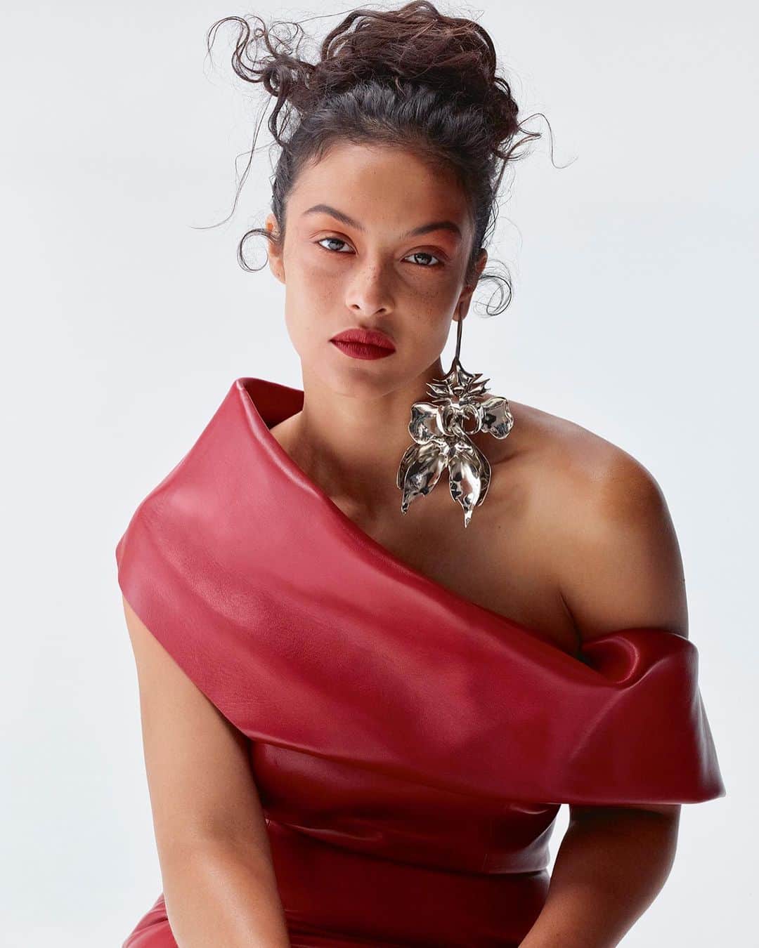 Vogue Españaのインスタグラム：「Las tendencias de otoño/invierno 2023-24 escriben sus primeras líneas en #VogueAgosto. Nuestra modelo de portada, Sora Choi (@sola5532), se convierte junto a @adutakech, @lovegrace_e y @devynfaithgarcia en la primera de la clase, estrenando hombros al descubierto, trajes impecables, flores estratégicas y accesorios simplemente perfectos 🍂 💌El número de agosto de Vogue España sale a la venta mañana, 18 de julio.  ▪️Fotografía: @anthonyseklaoui ▪️Estilismo: @kphelan123 ▪️Head of Content: @ineslorenzo ▪️Global Creative Director: @juancp ▪️Peluquería: @mustafayanaz ▪️Maquillaje: @samvissermakeup ▪️Manicura: @sonyameesh ▪️Producción: @roscoproduction ▪️Modelos: @adutakech, @sola5532, @lovegrace_e y @devynfaithgarcia ▪️Visual director: @elizabeth__yo ▪️Global Director, Talent & Casting: @mrsvoguester」
