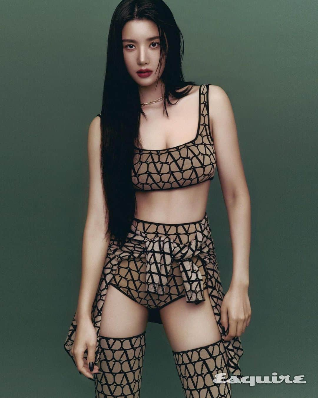 クォン・ウンビのインスタグラム：「kwon eunbi x esquire korea  #KWONEUNBI #권은비  #ウンビ ##權恩妃」