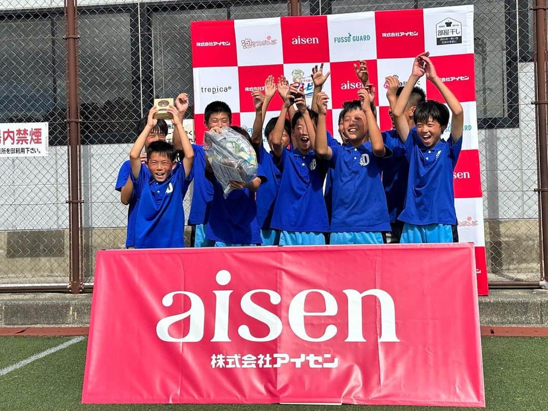 aisenのインスタグラム：「2023.7.15-16 上富田スポーツセンターで開催されました @soccerplus_school 様主催のSoccer Plus フェスティバルに協賛させて頂きました😊  強い陽射しが照りつける中、和歌山だけでなく、奈良、兵庫、大阪から参加された各チームの子供達が一生懸命ボールを追いかける姿は見ててとても感動しました✨  今回、アイセン賞ということで、ベストアタッカー、ベストディフェンダー、ベストゴールキーパー 、ベストチームワークという4つの賞を作らせて頂き、技術だけでなく、一生懸命声を出していたり、チームメイトを鼓舞していたりと、頑張っている全ての子供達にスポットが当たるように運営の方にご協力頂きました😊  今回の大会を通じて、少しでも子供たちの成長やチームの成長、交流などのレベルアップに繋がればと思います😊  今回の大会を主催してくださった @soccerplus_school 様、会場をご用意してくださった @nanki.wellness 様、上富田の皆様、参加してくださった各チームの選手、指導者の方々、親御様、キッチンカー出展してくださった皆様、全ての方々に改めて感謝致します😊ありがとうございました✨  また是非このような機会を作らせていただきたいと思いますのでよろしくお願い致します🙇‍♂️  ※写真は主催者、チームの許可を得て掲載させていただいております😊  #アイセン #aisen #和歌山 #海南市 #上富田町 #上富田 #家庭用品 #日用品 #キッチンスポンジ #少年サッカー #サッカー大会 #サッカー少年 #優勝おめでとう #子供達の笑顔 #頑張る汗を応援 #スポーツの力 #サッカーの力 #頑張る子供を応援 #全てを愛に染める #愛染 #上富田スポーツセンター #スポーツを楽しむ」