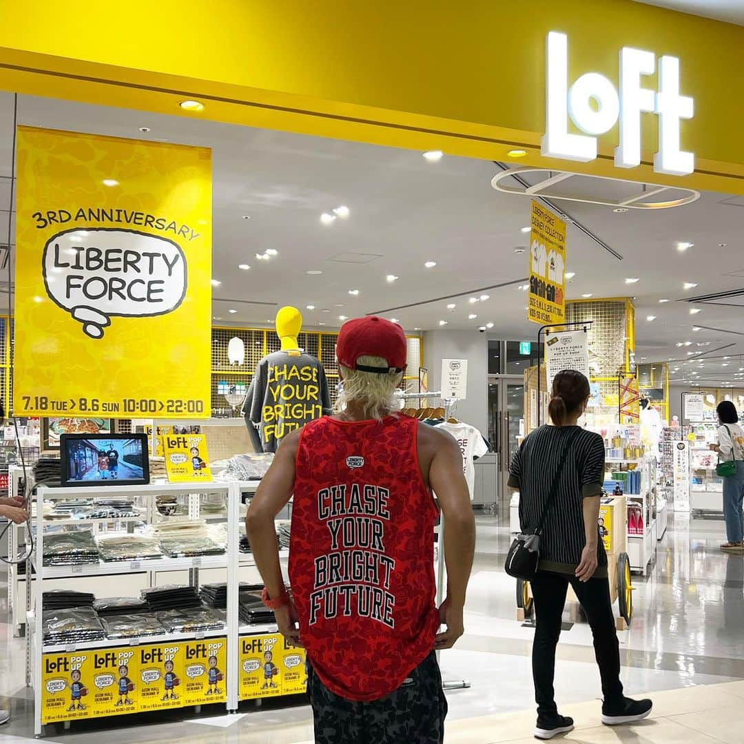 照屋 健太郎のインスタグラム：「いよいよ明日から、LIBERTY FORCEの3周年企画として、沖縄ライカム 𝗟𝗢𝗙𝗧でPOP UP開催！キングダムハーツのディズニーコレクションなどを発売(7/22)します👑🗝️💭🧡🤎  大学生の頃から、東京で沢山通っていたLOFTさんでPOP UP💭 『株式会社ロフト』との契約書にハンコを押すとき『自分が作ったLIBERTY FORCEがロフトさんと契約するんだな〜』と感慨深いものがあり嬉しかったです。ロフトさんでの取り扱いにあたって、ブランドとして初めての準備も沢山あり、それがブランドとして成長できるきっかけにもなったし、そうした準備を乗り越えて無事に３周年企画が実現できてとても嬉しく思います🙏  POP UPでは、ヤンバルクイナ自転車＆バスケ新色Tシャツ、定番Tシャツ新色、キッズの新色Tシャツ、やちむん、琉球ガラスなどを販売します！ 琉球ガラス、やちむんは店頭分のみになります🙏  ⚠️キングダムハーツのディズニーコレクションは、7月22日(土)10:00から発売です🔥  いつも応援してくれる皆様に感謝です🙏🙇💛 これからも宜しくお願いします。  #KINGDOMHEARTS #DISNEY #_KH  #GOOFY #DONALDDUCK #KH20th #LIBERTYFORCE #CHASEYOURBRIGHTFUTURE #世界から注目される沖縄へ #キングダムハーツ」