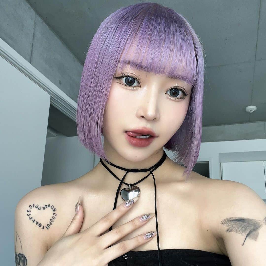 コノミのインスタグラム：「おかわり紫!💜ﾃﾘﾃﾘボブ💇🏻‍♀️ 天才たまさん @tamako_tamako いつもありがとうございます🙇🏻‍♀️ たまさんがして下さるブリーチが良過ぎてこのさんのほっそい毛でも生きてる（ ; ; ）神」