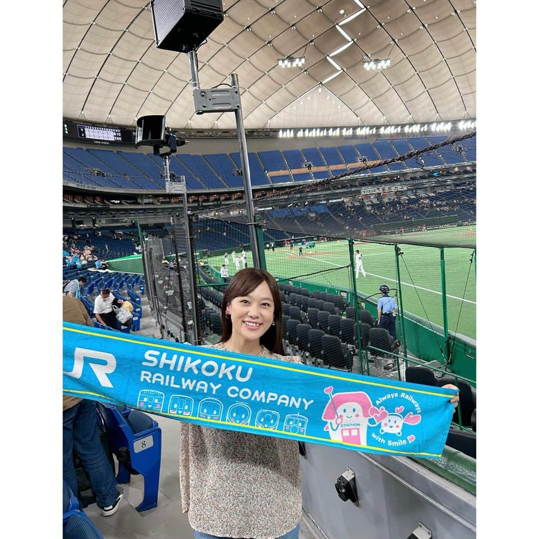 西村志野のインスタグラム：「＊ 今日は仕事前に朝から東京ドームへ⚾️  都市対抗野球 #JR四国 - #東京ガス 観てきました！  JR四国 1×-0 東京ガス  延長11回タイブレークの末 JR四国の勝利😭✨ 感動しました！！！  #近藤壱来 投手、 素晴らしいピッチングでした✨  取材させてもらっていた 元埼玉西武ライオンズ #南川忠亮 投手兼コーチ、 高松商業卒 #美濃晃成 選手の姿もみられて 嬉しかったなあ✨  右よし、左よし、前よし、敬礼🫡🚃 社会人野球、応援も楽しい✨ 次もがんばってください！！！ ＊ #都市対抗野球 #社会人野球 #東京ドーム #埼玉西武ライオンズ #seibulions #西武 #高松商業 #三菱自動車倉敷オーシャンズ  #香川オリーブガイナーズ #野球 #野球観戦 #JR四国野球部 #香川 #香川県 #tokyodome  #野球好き #野球女子 #リポーター #野球MC #野球リポーター #野球アナウンサー #アナウンサー #フリーアナウンサー #西村志野」