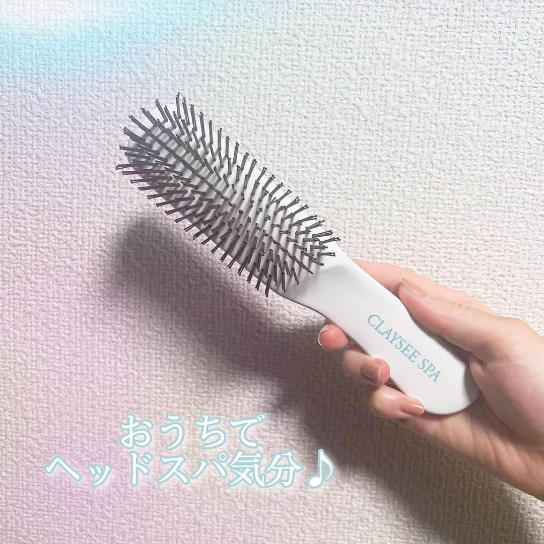 滝川りおさんのインスタグラム写真 - (滝川りおInstagram)「愛用しているCLAYSEE SPAさま( @clayseespa )の ヘッドスパブラシ🪄⭐︎  ヘアスタイリング時はもちろん シャンプー前のときほぐしや シャンプー時に地肌をブラッシングしてマッサージも♪  ヘッドスパブラシは毛先が丸くて頭皮にもやさしい🥰  頭皮って知らぬ間に凝っているから 毎日のシャンプー時にケアできるって嬉しいよね♡ さらに、頭皮の凝りほぐしてくれるだけでなく シャンプー時の摩擦も軽減.ᐟ.ᐟ ダメージレスも嬉しいポイント♥  美髪へ導いてくれるヘッドスパブラシで 毎日ヘッドスパ気分を味わいませんか？✨️  #クレイクリームシャンプー #クリームシャンプー #クレイシースパ #CLAYSEESPA」7月17日 20時26分 - riodao.t