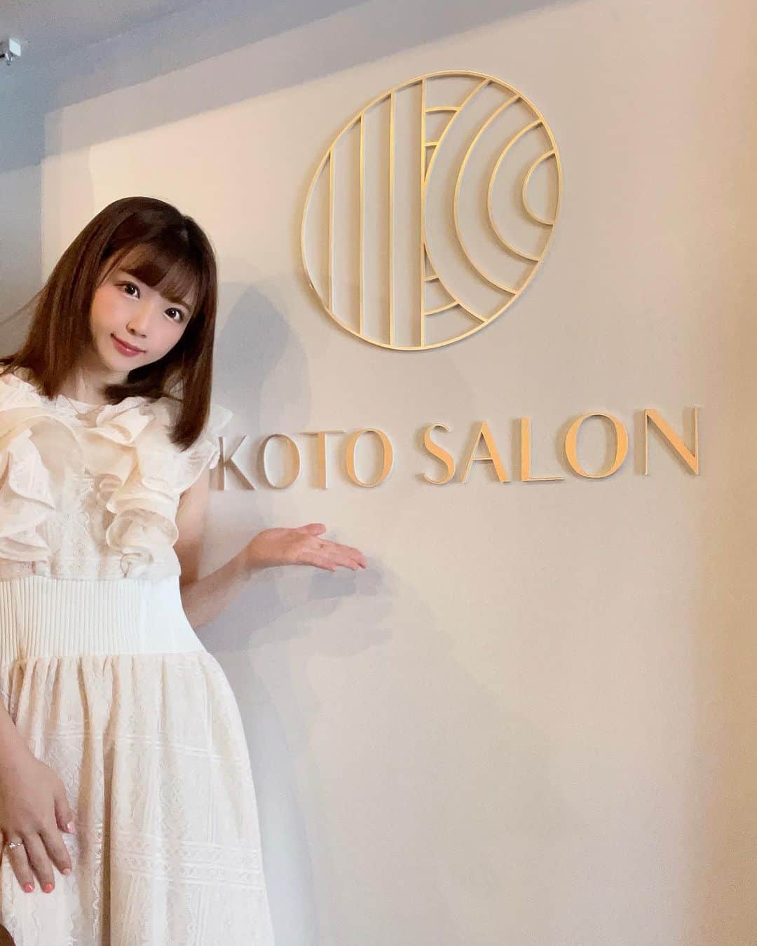 佐倉絆のインスタグラム：「大阪にあるKOTO SALON 堀江店さんでヴィーナスハイフ（膣ハイフ）やってきたよ✌️  膣ハイフは何回かやってるのをインスタでも紹介してましたが、KOTO SALONさんはとにかく価格が良心的！！🫶🏻  膣ハイフは何回かやってるしもうキッツキツだろ〜⁉️ とか思ってたけど膣圧測定したら全然そんなことなくw やっぱり顔のハイフと一緒で定期的に打つものだなと再確認しました😂  私がしたのは膣全体2層W照射というプラン✌️手前から奥までがっつり照射してもらいました💪  前にやってたクリニックでは20万以上したものと同じ効果があるものなのにKOTO SALONさんでは8万円💪✨3分の1くらいの価格！ 近くに住んでたら毎月通いたいレベル！！！ 大阪の人羨ましい😂😂😂  さらに今回私の紹介で予約して頂いた方は初回30%OFFになるそうなので是非この機会に試してみてください💪  #ヴィーナスハイフ #膣ハイフ #膣ケア  #HIFU #KOTOSALON」