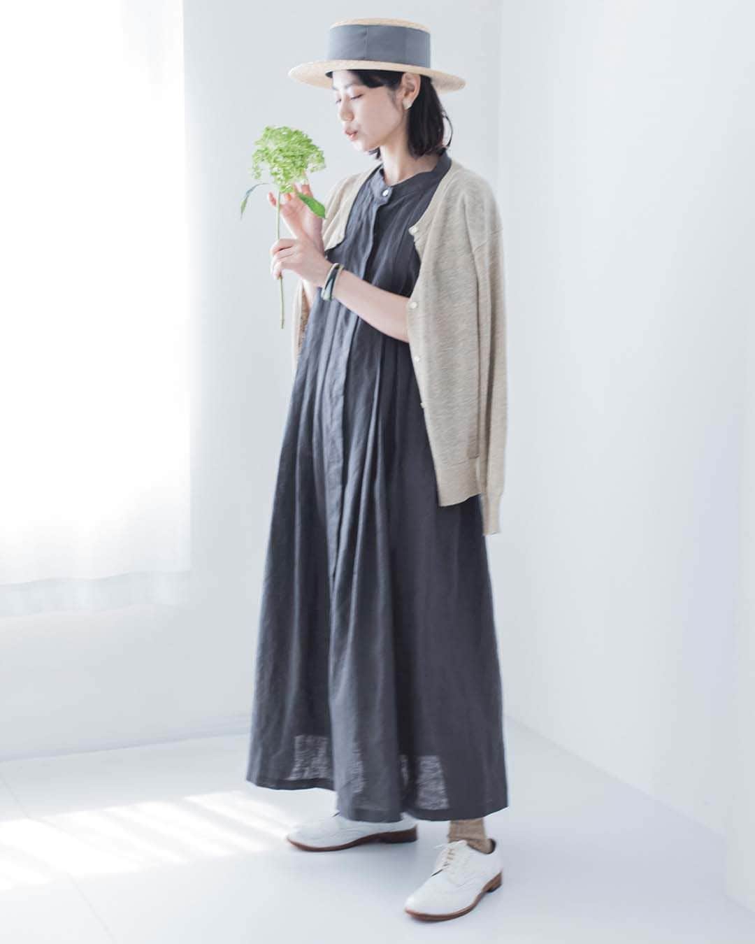 ナチュランさんのインスタグラム写真 - (ナチュランInstagram)「【 08Mab 】麻の風合いを纏う。ワイドタックワンピース  ・  ニュアンスのあるカラーや素材の 風合いを活かしたモノ作りが好評の「08Mab」より、 存在感のあるタックがポイントになった リネンのワンピースが届きました。  人気のデザインを夏仕様にリデザインした ナチュランだけの別注アイテム。  暑い日や湿気の多い日でも軽やかに 過ごせるリネンワンピースは、 さらりと一枚着るだけでコーディネートが完成する、 おとなにうれしい一品です。  モデル身長：163cm @izuuumixxx  ----------------------------- 　08Mab -----------------------------  ■ワイドタックワンピース ￥13,200 ダスティパープル[ 注文番号：MAF-3A80-3206-A ] ネイビー[ 注文番号：MAF-3A80-3206-B ] ダルブルー[ 注文番号：MAF-3A80-3206-C ]  -----------------------------  ▶️商品詳細やお買い物は写真のタグをタップ またはプロフィール（@natulan_official）から 「ナチュラン」のサイトにアクセスして 注文番号や商品名を検索してみてくださいね。  #lifewear #fashion #natulan #今日のコーデ #コーディネート #ファッション #ナチュラル #ナチュラン #日々の暮らし #暮らしを楽しむ #シンプルライフ #シンプルコーデ #大人女子 #大人カジュアルコーデ #リネン #ワンピース #ニュアンスカラー #ゼロハチマブ #08Mab #natulan_official.」7月17日 15時00分 - natulan_official