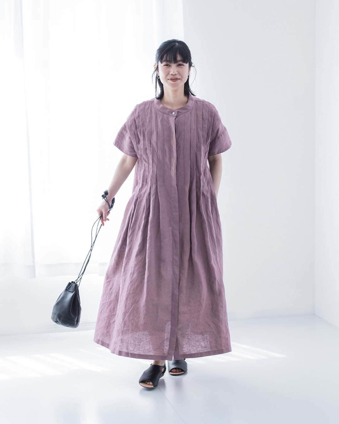 ナチュランさんのインスタグラム写真 - (ナチュランInstagram)「【 08Mab 】麻の風合いを纏う。ワイドタックワンピース  ・  ニュアンスのあるカラーや素材の 風合いを活かしたモノ作りが好評の「08Mab」より、 存在感のあるタックがポイントになった リネンのワンピースが届きました。  人気のデザインを夏仕様にリデザインした ナチュランだけの別注アイテム。  暑い日や湿気の多い日でも軽やかに 過ごせるリネンワンピースは、 さらりと一枚着るだけでコーディネートが完成する、 おとなにうれしい一品です。  モデル身長：163cm @izuuumixxx  ----------------------------- 　08Mab -----------------------------  ■ワイドタックワンピース ￥13,200 ダスティパープル[ 注文番号：MAF-3A80-3206-A ] ネイビー[ 注文番号：MAF-3A80-3206-B ] ダルブルー[ 注文番号：MAF-3A80-3206-C ]  -----------------------------  ▶️商品詳細やお買い物は写真のタグをタップ またはプロフィール（@natulan_official）から 「ナチュラン」のサイトにアクセスして 注文番号や商品名を検索してみてくださいね。  #lifewear #fashion #natulan #今日のコーデ #コーディネート #ファッション #ナチュラル #ナチュラン #日々の暮らし #暮らしを楽しむ #シンプルライフ #シンプルコーデ #大人女子 #大人カジュアルコーデ #リネン #ワンピース #ニュアンスカラー #ゼロハチマブ #08Mab #natulan_official.」7月17日 15時00分 - natulan_official