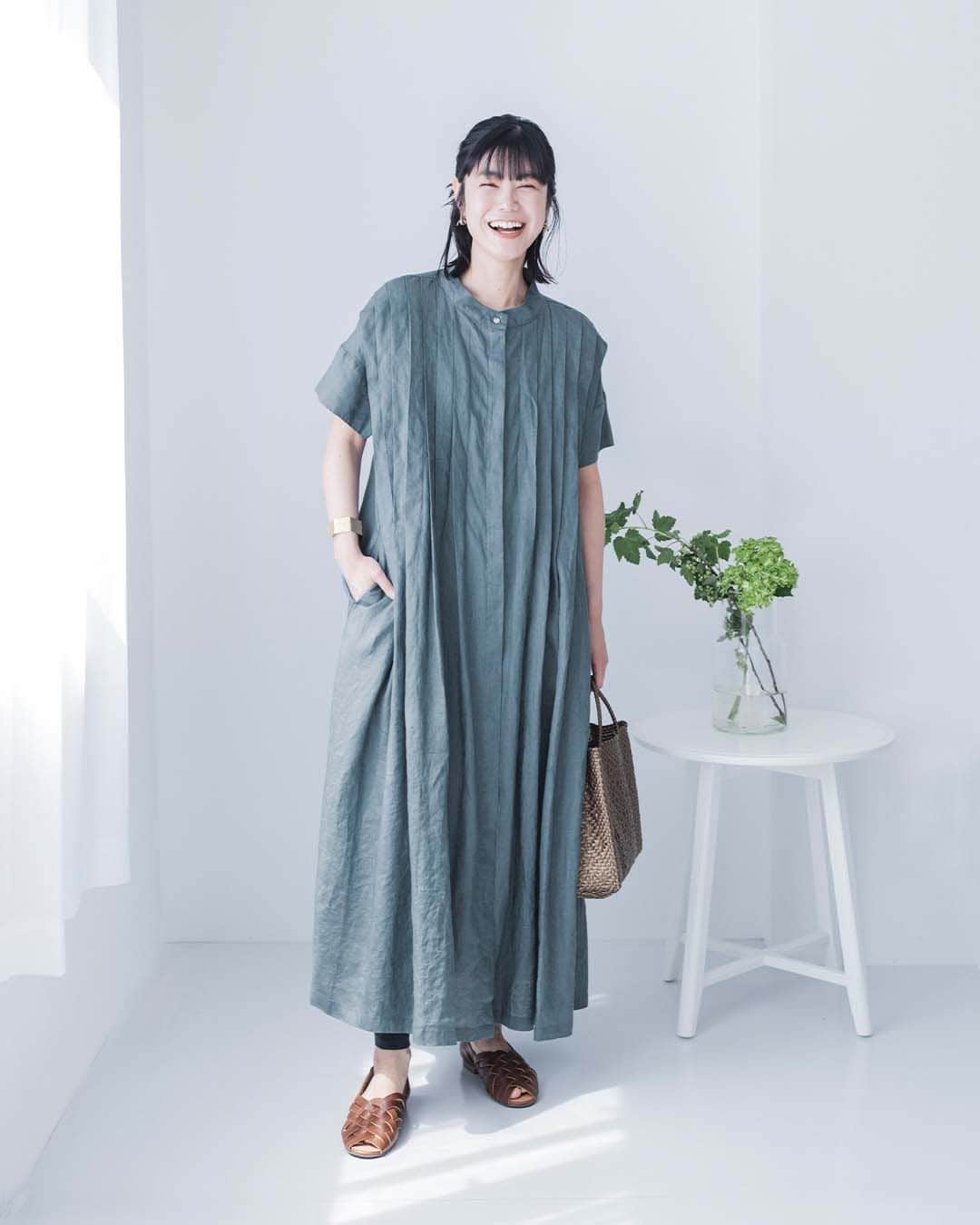 ナチュランさんのインスタグラム写真 - (ナチュランInstagram)「【 08Mab 】麻の風合いを纏う。ワイドタックワンピース  ・  ニュアンスのあるカラーや素材の 風合いを活かしたモノ作りが好評の「08Mab」より、 存在感のあるタックがポイントになった リネンのワンピースが届きました。  人気のデザインを夏仕様にリデザインした ナチュランだけの別注アイテム。  暑い日や湿気の多い日でも軽やかに 過ごせるリネンワンピースは、 さらりと一枚着るだけでコーディネートが完成する、 おとなにうれしい一品です。  モデル身長：163cm @izuuumixxx  ----------------------------- 　08Mab -----------------------------  ■ワイドタックワンピース ￥13,200 ダスティパープル[ 注文番号：MAF-3A80-3206-A ] ネイビー[ 注文番号：MAF-3A80-3206-B ] ダルブルー[ 注文番号：MAF-3A80-3206-C ]  -----------------------------  ▶️商品詳細やお買い物は写真のタグをタップ またはプロフィール（@natulan_official）から 「ナチュラン」のサイトにアクセスして 注文番号や商品名を検索してみてくださいね。  #lifewear #fashion #natulan #今日のコーデ #コーディネート #ファッション #ナチュラル #ナチュラン #日々の暮らし #暮らしを楽しむ #シンプルライフ #シンプルコーデ #大人女子 #大人カジュアルコーデ #リネン #ワンピース #ニュアンスカラー #ゼロハチマブ #08Mab #natulan_official.」7月17日 15時00分 - natulan_official