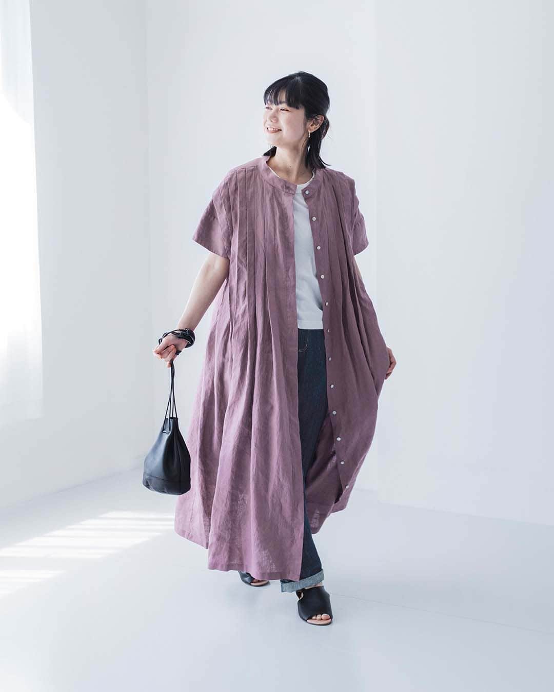 ナチュランさんのインスタグラム写真 - (ナチュランInstagram)「【 08Mab 】麻の風合いを纏う。ワイドタックワンピース  ・  ニュアンスのあるカラーや素材の 風合いを活かしたモノ作りが好評の「08Mab」より、 存在感のあるタックがポイントになった リネンのワンピースが届きました。  人気のデザインを夏仕様にリデザインした ナチュランだけの別注アイテム。  暑い日や湿気の多い日でも軽やかに 過ごせるリネンワンピースは、 さらりと一枚着るだけでコーディネートが完成する、 おとなにうれしい一品です。  モデル身長：163cm @izuuumixxx  ----------------------------- 　08Mab -----------------------------  ■ワイドタックワンピース ￥13,200 ダスティパープル[ 注文番号：MAF-3A80-3206-A ] ネイビー[ 注文番号：MAF-3A80-3206-B ] ダルブルー[ 注文番号：MAF-3A80-3206-C ]  -----------------------------  ▶️商品詳細やお買い物は写真のタグをタップ またはプロフィール（@natulan_official）から 「ナチュラン」のサイトにアクセスして 注文番号や商品名を検索してみてくださいね。  #lifewear #fashion #natulan #今日のコーデ #コーディネート #ファッション #ナチュラル #ナチュラン #日々の暮らし #暮らしを楽しむ #シンプルライフ #シンプルコーデ #大人女子 #大人カジュアルコーデ #リネン #ワンピース #ニュアンスカラー #ゼロハチマブ #08Mab #natulan_official.」7月17日 15時00分 - natulan_official
