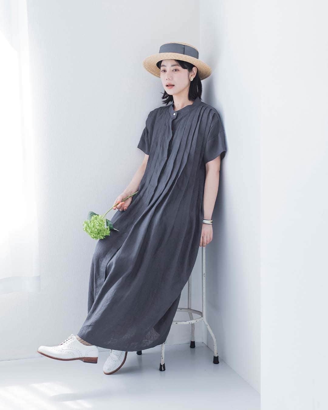 ナチュランさんのインスタグラム写真 - (ナチュランInstagram)「【 08Mab 】麻の風合いを纏う。ワイドタックワンピース  ・  ニュアンスのあるカラーや素材の 風合いを活かしたモノ作りが好評の「08Mab」より、 存在感のあるタックがポイントになった リネンのワンピースが届きました。  人気のデザインを夏仕様にリデザインした ナチュランだけの別注アイテム。  暑い日や湿気の多い日でも軽やかに 過ごせるリネンワンピースは、 さらりと一枚着るだけでコーディネートが完成する、 おとなにうれしい一品です。  モデル身長：163cm @izuuumixxx  ----------------------------- 　08Mab -----------------------------  ■ワイドタックワンピース ￥13,200 ダスティパープル[ 注文番号：MAF-3A80-3206-A ] ネイビー[ 注文番号：MAF-3A80-3206-B ] ダルブルー[ 注文番号：MAF-3A80-3206-C ]  -----------------------------  ▶️商品詳細やお買い物は写真のタグをタップ またはプロフィール（@natulan_official）から 「ナチュラン」のサイトにアクセスして 注文番号や商品名を検索してみてくださいね。  #lifewear #fashion #natulan #今日のコーデ #コーディネート #ファッション #ナチュラル #ナチュラン #日々の暮らし #暮らしを楽しむ #シンプルライフ #シンプルコーデ #大人女子 #大人カジュアルコーデ #リネン #ワンピース #ニュアンスカラー #ゼロハチマブ #08Mab #natulan_official.」7月17日 15時00分 - natulan_official