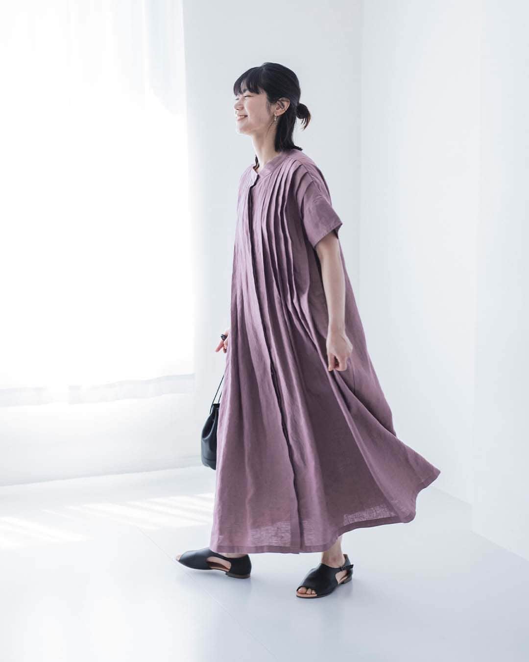 ナチュランさんのインスタグラム写真 - (ナチュランInstagram)「【 08Mab 】麻の風合いを纏う。ワイドタックワンピース  ・  ニュアンスのあるカラーや素材の 風合いを活かしたモノ作りが好評の「08Mab」より、 存在感のあるタックがポイントになった リネンのワンピースが届きました。  人気のデザインを夏仕様にリデザインした ナチュランだけの別注アイテム。  暑い日や湿気の多い日でも軽やかに 過ごせるリネンワンピースは、 さらりと一枚着るだけでコーディネートが完成する、 おとなにうれしい一品です。  モデル身長：163cm @izuuumixxx  ----------------------------- 　08Mab -----------------------------  ■ワイドタックワンピース ￥13,200 ダスティパープル[ 注文番号：MAF-3A80-3206-A ] ネイビー[ 注文番号：MAF-3A80-3206-B ] ダルブルー[ 注文番号：MAF-3A80-3206-C ]  -----------------------------  ▶️商品詳細やお買い物は写真のタグをタップ またはプロフィール（@natulan_official）から 「ナチュラン」のサイトにアクセスして 注文番号や商品名を検索してみてくださいね。  #lifewear #fashion #natulan #今日のコーデ #コーディネート #ファッション #ナチュラル #ナチュラン #日々の暮らし #暮らしを楽しむ #シンプルライフ #シンプルコーデ #大人女子 #大人カジュアルコーデ #リネン #ワンピース #ニュアンスカラー #ゼロハチマブ #08Mab #natulan_official.」7月17日 15時00分 - natulan_official