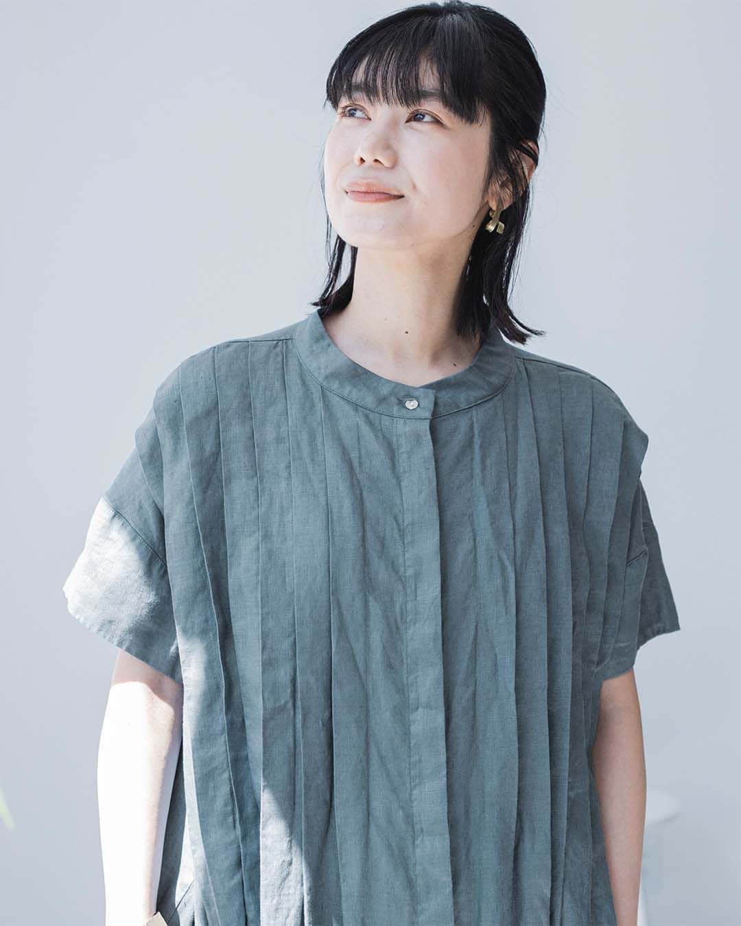 ナチュランさんのインスタグラム写真 - (ナチュランInstagram)「【 08Mab 】麻の風合いを纏う。ワイドタックワンピース  ・  ニュアンスのあるカラーや素材の 風合いを活かしたモノ作りが好評の「08Mab」より、 存在感のあるタックがポイントになった リネンのワンピースが届きました。  人気のデザインを夏仕様にリデザインした ナチュランだけの別注アイテム。  暑い日や湿気の多い日でも軽やかに 過ごせるリネンワンピースは、 さらりと一枚着るだけでコーディネートが完成する、 おとなにうれしい一品です。  モデル身長：163cm @izuuumixxx  ----------------------------- 　08Mab -----------------------------  ■ワイドタックワンピース ￥13,200 ダスティパープル[ 注文番号：MAF-3A80-3206-A ] ネイビー[ 注文番号：MAF-3A80-3206-B ] ダルブルー[ 注文番号：MAF-3A80-3206-C ]  -----------------------------  ▶️商品詳細やお買い物は写真のタグをタップ またはプロフィール（@natulan_official）から 「ナチュラン」のサイトにアクセスして 注文番号や商品名を検索してみてくださいね。  #lifewear #fashion #natulan #今日のコーデ #コーディネート #ファッション #ナチュラル #ナチュラン #日々の暮らし #暮らしを楽しむ #シンプルライフ #シンプルコーデ #大人女子 #大人カジュアルコーデ #リネン #ワンピース #ニュアンスカラー #ゼロハチマブ #08Mab #natulan_official.」7月17日 15時00分 - natulan_official