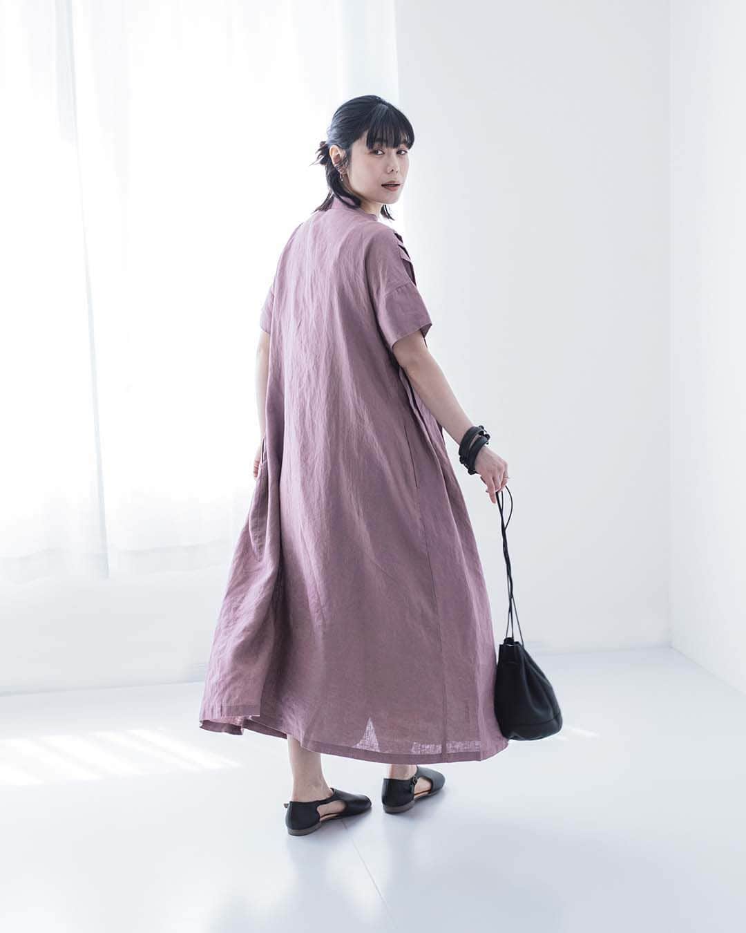 ナチュランさんのインスタグラム写真 - (ナチュランInstagram)「【 08Mab 】麻の風合いを纏う。ワイドタックワンピース  ・  ニュアンスのあるカラーや素材の 風合いを活かしたモノ作りが好評の「08Mab」より、 存在感のあるタックがポイントになった リネンのワンピースが届きました。  人気のデザインを夏仕様にリデザインした ナチュランだけの別注アイテム。  暑い日や湿気の多い日でも軽やかに 過ごせるリネンワンピースは、 さらりと一枚着るだけでコーディネートが完成する、 おとなにうれしい一品です。  モデル身長：163cm @izuuumixxx  ----------------------------- 　08Mab -----------------------------  ■ワイドタックワンピース ￥13,200 ダスティパープル[ 注文番号：MAF-3A80-3206-A ] ネイビー[ 注文番号：MAF-3A80-3206-B ] ダルブルー[ 注文番号：MAF-3A80-3206-C ]  -----------------------------  ▶️商品詳細やお買い物は写真のタグをタップ またはプロフィール（@natulan_official）から 「ナチュラン」のサイトにアクセスして 注文番号や商品名を検索してみてくださいね。  #lifewear #fashion #natulan #今日のコーデ #コーディネート #ファッション #ナチュラル #ナチュラン #日々の暮らし #暮らしを楽しむ #シンプルライフ #シンプルコーデ #大人女子 #大人カジュアルコーデ #リネン #ワンピース #ニュアンスカラー #ゼロハチマブ #08Mab #natulan_official.」7月17日 15時00分 - natulan_official