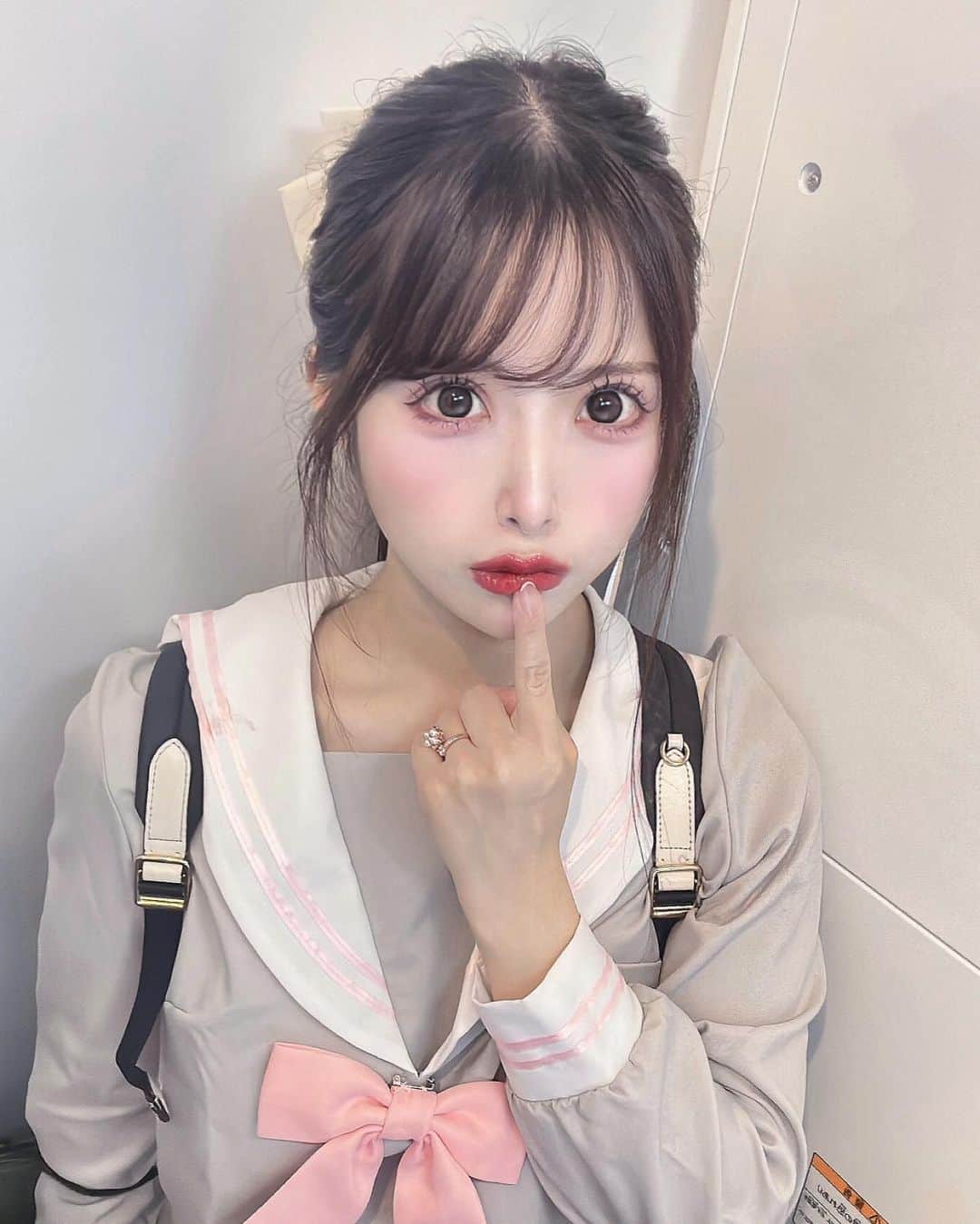 のインスタグラム：「💗  高校の制服こういうの着たかった🙎‍♀️ , , フレンチネイル可愛いでしょ〜 ジェルネイルなかなかうまいかも( ᴖ ·̫ ᴖ )︎︎👍🏻💗 , , #夏休み #高校 #可愛い #かわいくなりたい #可愛い子と繋がりたい #セルカ #自撮り #오운완 #自撮り女子 #アイドル前髪 #量産型 #地雷 #地雷メイク #地雷系女子 #アイドル #地下アイドル #隠しきれないヲタク #セルフジェルネイル  #ヘアメ  #巻き髪 #instagood #likesforlike #ふぉろーみー #followme #フォロー大歓迎 #idol #cosplay #ジャニオタさんと繋がりたい #韓国好きな人と繋がりたい」