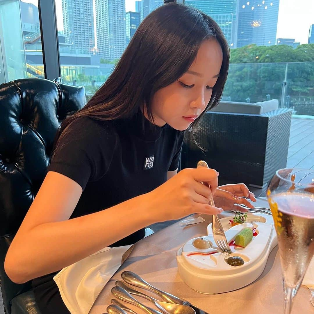 麻美さんのインスタグラム写真 - (麻美Instagram)「娘と乾杯🥂出来るなんて幸せ🫶 ． 私も歳とるわけよね ． あーんなに小さかったのに👧🏻 今じゃもう大人💃 ． これからは ママと言う名の 親友になるね💓 ． ありがとう LOVE💓daughter ． #family #love #daughter  #specialthanks」7月17日 15時08分 - mami0s