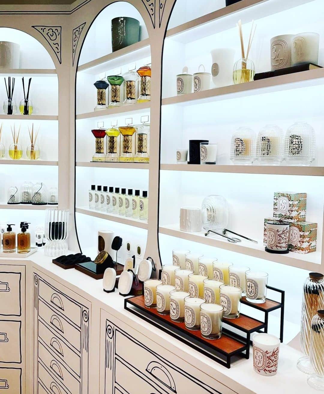 風間ゆみえのインスタグラム：「世界初の@diptyqueブランドポップアップイベント‼︎ 「 Un Air de Paris (アン エール ドゥ パリ) 」 グランドオーブンパーティーが先日開催されて、とにかく本当に沢山の人が集まり活気を超える勢いのエネルギーで圧倒されてしまうほどでした。 ディプティックのセンスの良いアーティーでポエジーな世界観にいつも魅了されます。  あっという間ですね！ 今日がポップアップ最終日‼︎  私ももう一度行きたかったなぁ😆✨  @diptyque」