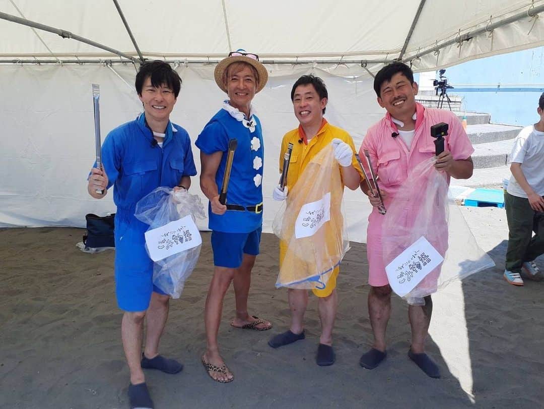 つるの剛士さんのインスタグラム写真 - (つるの剛士Instagram)「— 海の日の今日、このとんでもない酷暑のなか #藤沢 #江の島 #片瀬東浜海岸 に なんと3000人のブルーサンタが大集結。  日本全国400ヵ所のビーチで一斉にゴミ拾い開始！！  なんと！スヌーピーも来てくれてます☺️  #海の日 #海さくら #ブルーサンタ @bluesantaalljapan  @blueshipjapan @umisakura_jp   #snoopy #peanuts  #マシンガンズ #滝沢秀一  #さらば青春の光 #森田哲矢  #岡野陽一  #ごみ物語  #省吾（元ポカスカジャン）#平井沙弥 #シーセイバー  #藤沢市 #江の島  #TUBEのベーシスト #角野秀行 さんのラジオ番組にお邪魔しております。 なんでも話せる湘南の兄さん。今日は一日藤沢DAY！」7月17日 15時20分 - takeshi__tsuruno