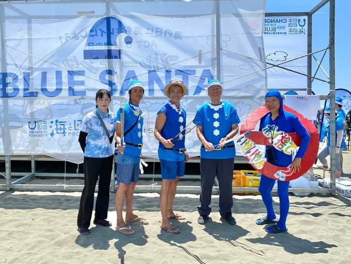 つるの剛士さんのインスタグラム写真 - (つるの剛士Instagram)「— 海の日の今日、このとんでもない酷暑のなか #藤沢 #江の島 #片瀬東浜海岸 に なんと3000人のブルーサンタが大集結。  日本全国400ヵ所のビーチで一斉にゴミ拾い開始！！  なんと！スヌーピーも来てくれてます☺️  #海の日 #海さくら #ブルーサンタ @bluesantaalljapan  @blueshipjapan @umisakura_jp   #snoopy #peanuts  #マシンガンズ #滝沢秀一  #さらば青春の光 #森田哲矢  #岡野陽一  #ごみ物語  #省吾（元ポカスカジャン）#平井沙弥 #シーセイバー  #藤沢市 #江の島  #TUBEのベーシスト #角野秀行 さんのラジオ番組にお邪魔しております。 なんでも話せる湘南の兄さん。今日は一日藤沢DAY！」7月17日 15時20分 - takeshi__tsuruno