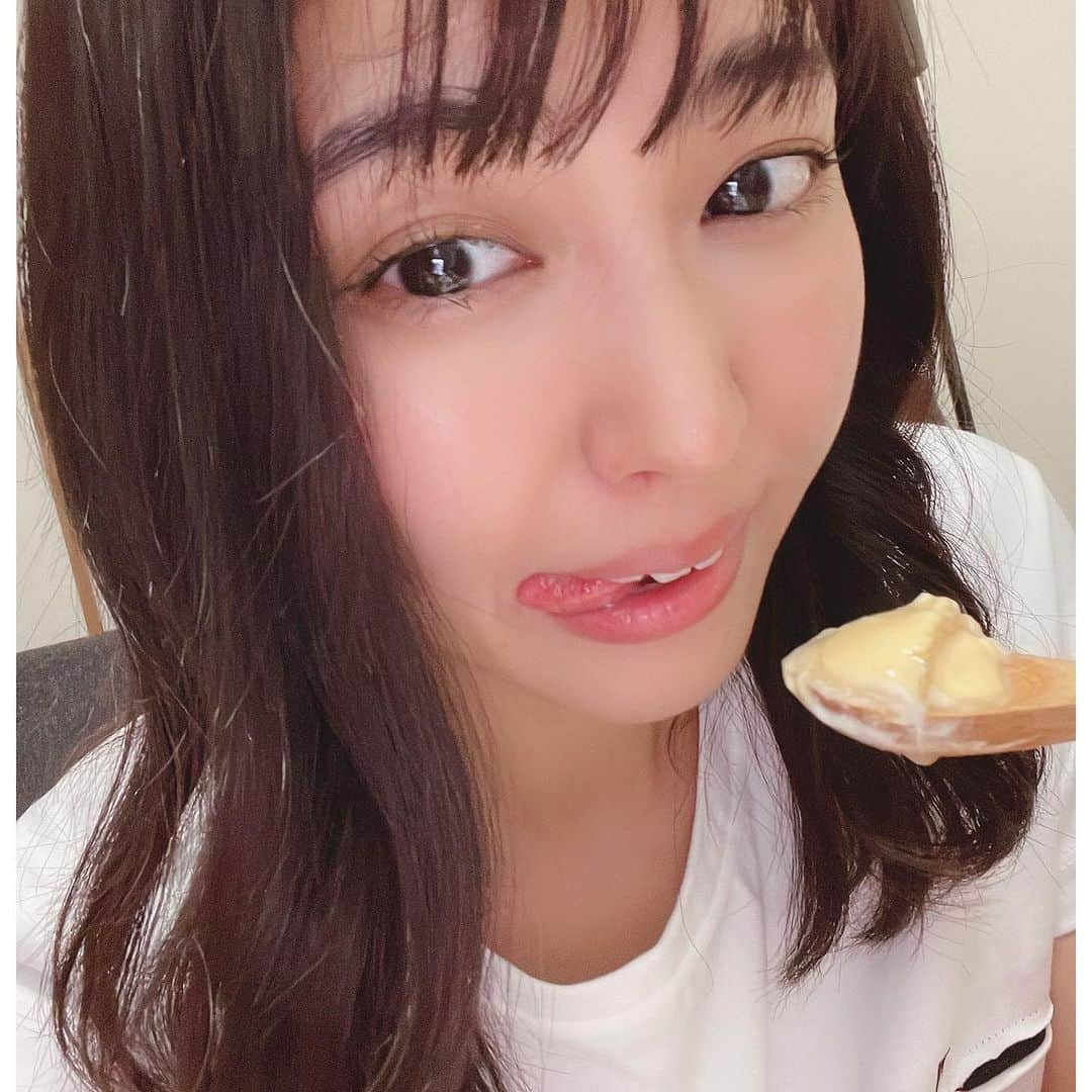 遊上なばなのインスタグラム：「おやつの時間⏰  胃炎が治ったから 食べたいもの思いっきり食べちゃう ダイエットしてても食べたいものは我慢せずに食べるがモットーなので 美味しいプリンいただきました。  なめらかふわふわぷりん。 かためも好きだけどやわらか濃厚たまらん カラメルがちょっと変わってて 普通のカラメルじゃなくてクリームと混ざってる感じでした。 カラメルだけでもほろ苦ちょいあまうまい。 一個でストレス解消大満足できるプリンでした。  家時間が多かったので 最近お取り寄せスイーツ色々探してるの おすすめスイーツあったらおしえてね。  PR @lps0615  #셀카 #셀피 #셀기꾼 #셀스타그램  #일상 #굿밤 #잘자요 #night  #데일리룩 #데일리 #me  #ぷりん #新潟スイーツ  #お取り寄せスイーツ #お取り寄せぷりん  #楽天市場 #きりん堂 #lps #instayum  #yummy #love  #맞팔  #トリドリベース #followme #photooftheday  #japanesegirl #japanese ☁︎☁」