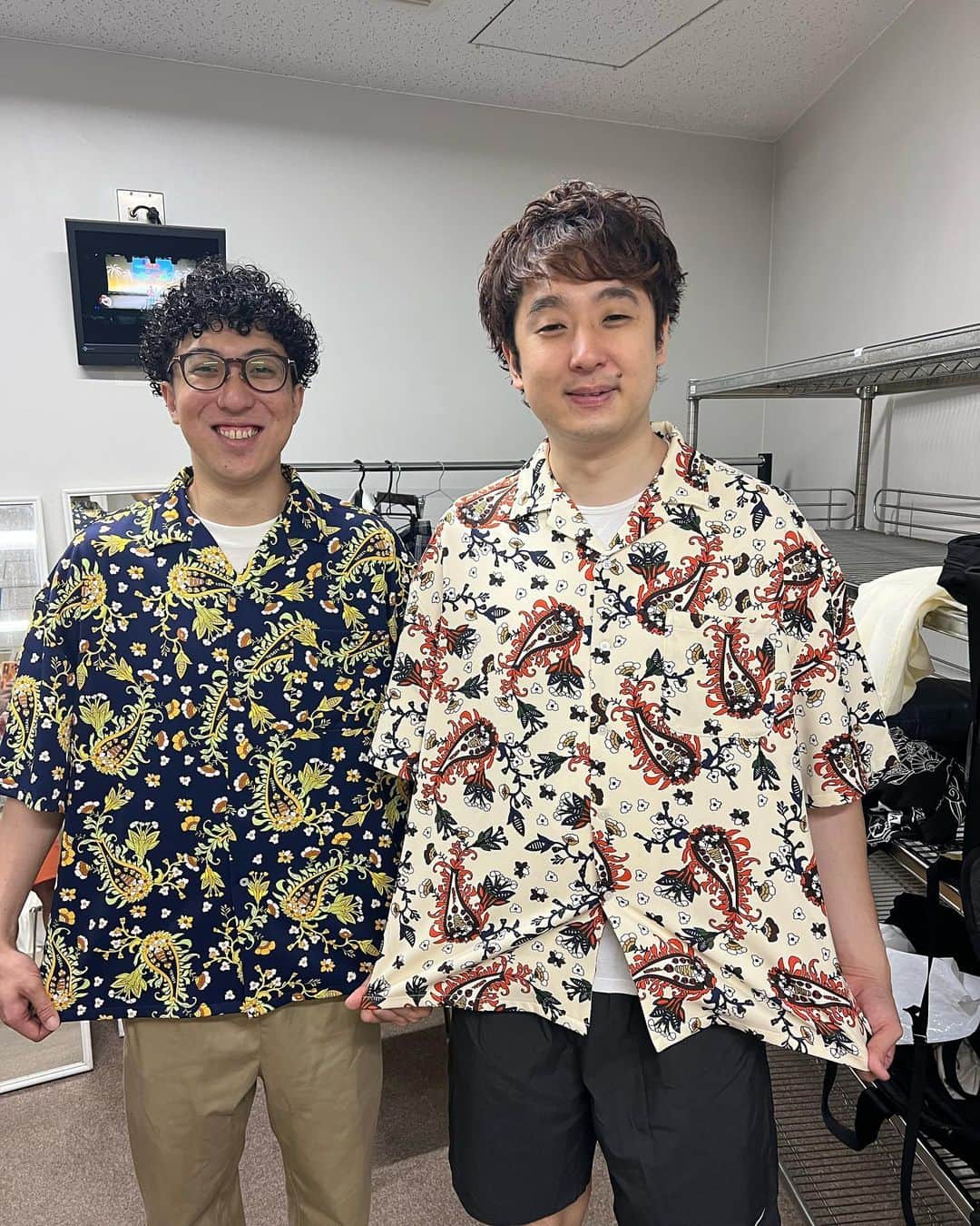 池田真一のインスタグラム：「アロハ寄席ありがとうございました！ 秋定とドーナツがアロハ買い取ってました！ 秋定は1人だけ買い取ったらいじられると思って ドーナツのにも買い取らせてお金は秋定が出してました！」