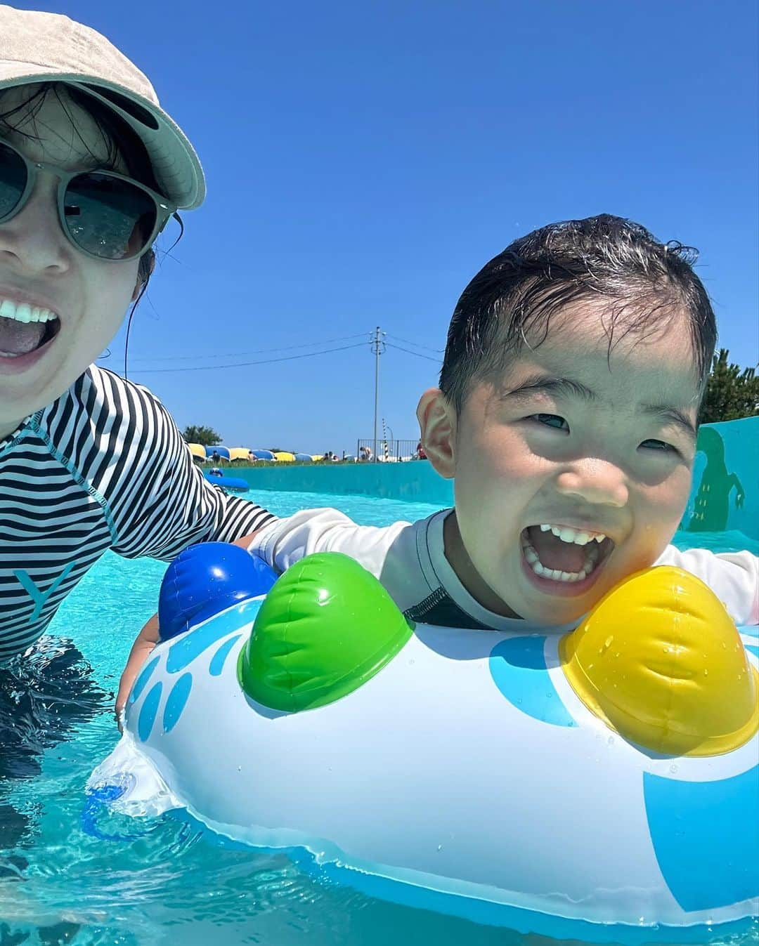 林藍菜さんのインスタグラム写真 - (林藍菜Instagram)「ザ「夏」象徴の日。 プール日和で暑すぎた三連休。 お友達にも会えたし、あーっ楽しかった！  #夏 #コロナ明け #人人人 #プール日和 #男の子ママ  #ママアナウンサー #夏女 #夏生まれ #オヤスミアイナ」7月17日 15時27分 - hayashi_aina