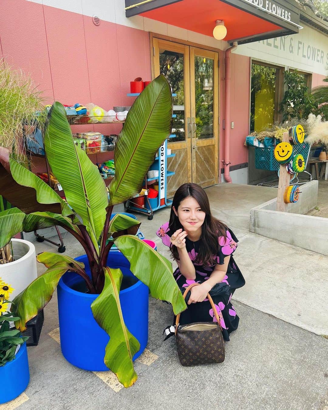 のインスタグラム：「溶けちゃいそう☀️  . . #ワンピース　#乃木坂カフェ#乃木坂  #カラーコーデ #コーデ#夏コーデ #美脚#美脚女子 #脚長#高身長#おるちゃん#オルチャンファッション #オルチャン#韓国ファッション #韓国メイク #셀카#얼스타그램#좋아요#좋아요반사#소통#팔로우환영#오오티디#오늘의훈녀 #zara#ザラ#ザラ購入品 #ザラジョ」