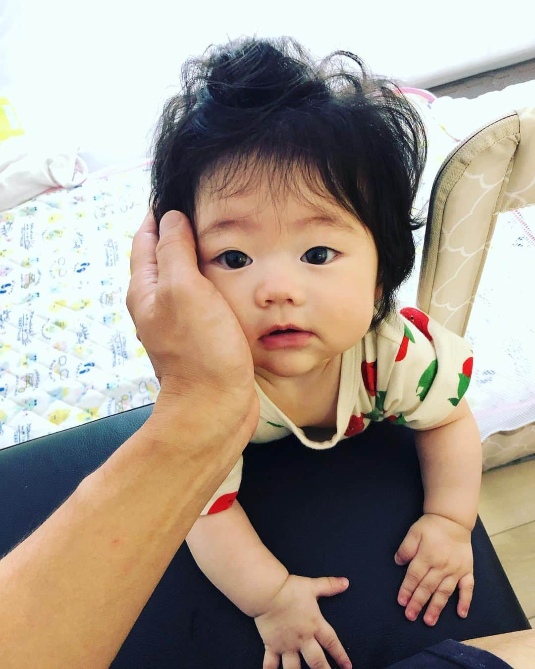 片貝直也さんのインスタグラム写真 - (片貝直也Instagram)「玲衣、生後6ヶ月！  これからも健康で、 いろんなものを感じながら 楽しんで大きくなってくれーい！  とうちゃんも 健康体で 玲衣との時間を楽しめるように しっかりやりますー！  いつも パワーをありがとー」7月17日 15時28分 - naoyakatagai