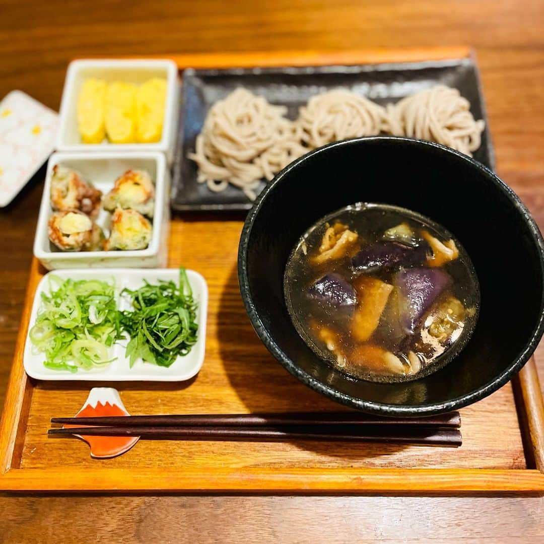 川島カヨさんのインスタグラム写真 - (川島カヨInstagram)「本日はおウチお蕎麦。 きのうおつまみに作った、ちくわの磯辺揚げ付き🤗 ⁡ つけだれは豚肉とナス入り。 祭日なので卵焼きなぞ焼いてみた。 暑いと蕎麦が美味しいよね。 ⁡ ⁡ #きょうのごはん #適当ごはん #おうちごはん #おうちごはんlover #ゆるめし #japaneasefood #クッキングラム #ひとりごはん #食卓日記 #献立 #家庭料理 #homecook #Homemadefood #日本食 #Japanesefood #ひとり定食 #お盆でごはん  #シソ #紫蘇 #蕎麦 #ソバ #sidedish #季節のご飯 ⁡ ⁡」7月17日 15時34分 - pandakayo