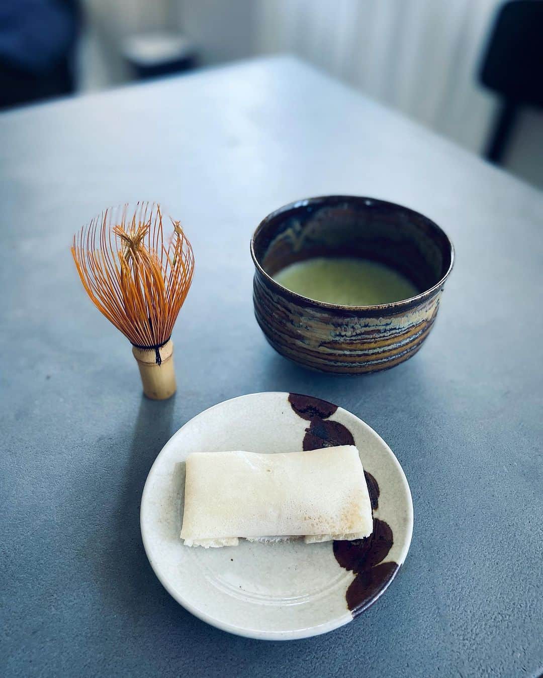 真藤舞衣子さんのインスタグラム写真 - (真藤舞衣子Instagram)「京都に帰省しているひろこちゃん　@heqet から柏屋光貞さんの行者餅を送っていただきました。 毎年送っていただいていたのですが、昨年は製造中止ということでとても心配してました。 今年は復活！とてもうれしいです。  白味噌餡に山椒の香り、もっちりとした食感がたまらない、祇園祭の1日限りのお菓子、無作法ですが今日だけはお茶を点てていただきます。 (実は補中益気湯を飲んでいるので、先生から緑茶は控えるように言われているんです)  ↑ ごめんなさい！！！ 補中益気湯飲んでるからではなくて、鉄欠乏症の人は、食事中の緑茶を控えてとのことでした！せっかくの鉄分の多い食事をして吸収が阻害されやすいそうです。  今年も無病息災を願って。  #祇園祭　#行者餅 #白味噌餡　#山椒 #発酵美人になりませう」7月17日 15時36分 - maikodeluxe