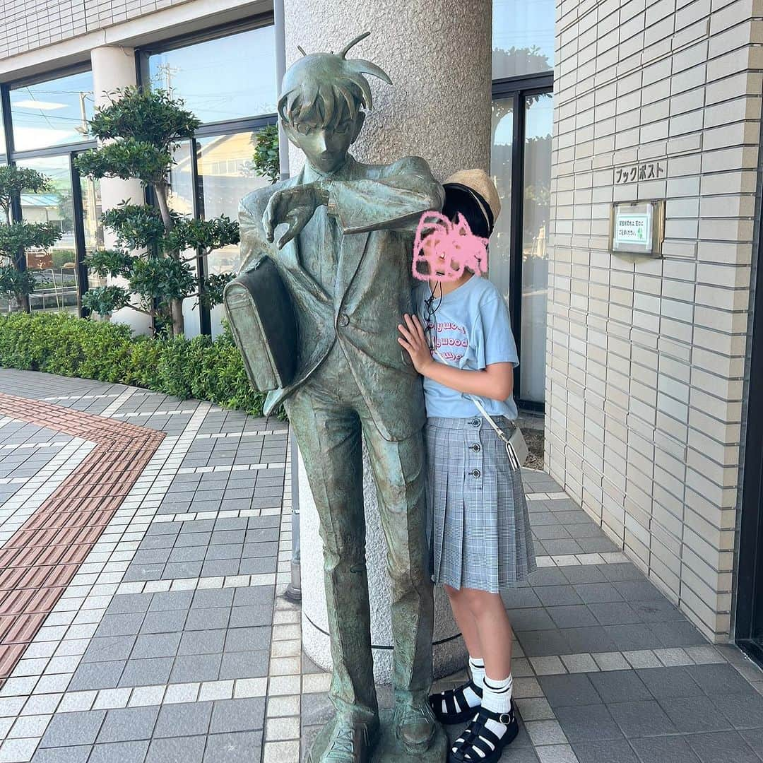 おちあやこさんのインスタグラム写真 - (おちあやこInstagram)「この連休、名探偵コナンが大好きな娘とともに、コナンの作者青山剛昌さんのふるさと鳥取へ！  コナン旅してきました。  まずはコナン空港。  小さな空港ですが、至る所にコナン。  見どころもたくさん！  鳥取砂丘や因幡の白兎の白兎神社も近かったのですが、 今回はあくまでコナン旅。  空港から直接、 青山先生のふるさと由良町へ。  ふるさと館でコナンにまみれ、 米花町商店街では喫茶ポアロで安室透がいないか探したり、 由良駅も、図書館も、そこらじゅうがコナンでした。  娘がコナン大好きな間に行けて良かった🥰  #名探偵コナン #コナン旅 #鳥取旅 #親子旅#家族旅行」7月17日 15時38分 - ayako_ochi_fukuoka