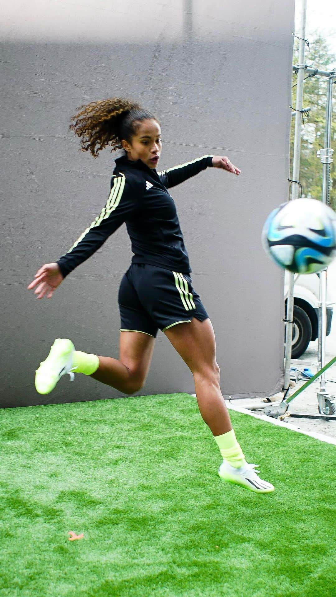 adidas Womenのインスタグラム：「Packing for the WWC… Flippers ✅ ​ Slippers ✅ ​ Thongs ✅ (Yes, those are flip flops in Aussie slang)​ And maybe don’t forget your boots @maryfowlerrr 😉 ​  #FIFAWWC #impossibleisnothing」