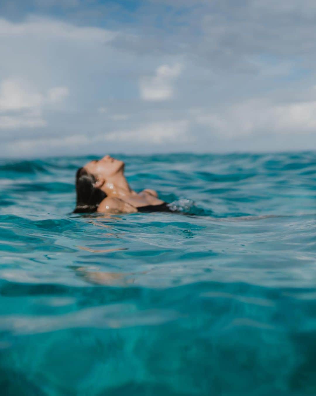 安藤沙耶香さんのインスタグラム写真 - (安藤沙耶香Instagram)「やっぱりわたしは海が大好き  今まで行ったどの海も大好きだったし 海に込められた思い出も愛おしい  もちろんこの日の海も例外なく わたしの愛おしい思い出の一部になった‥🥹✨  写真を見ながら 好きな場所に行くためのアイテムを 作ってまとって行けるなんて 本当に幸せだなぁと とても感慨深くて🥲  そしてそんなアイテムを 手に取っていただけて みなさまの思い出の一部になれたなら‥なんて想像するだけで もはや最上級の幸せでございます  心と体いっぱいで感じたこの日の海は 信じられないほど青くて 信じられないほど綺麗だったし 思い出せる限りの全ての時間が 美しすぎて戻りたい🥹  #nala #nala_jp #swimwear」7月17日 15時43分 - sayaka_nala