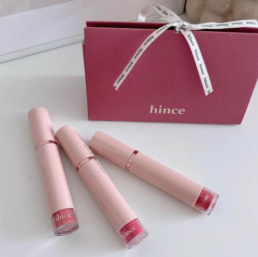 のインスタグラム：「.  潤い感たっぷりぷるぷるで可愛い @hince_official_jp のリップ💄💓 ムードインハンサーウォーターリキッドグロウの 新色ヴィンテージピンクシリーズが 可愛いし使える🥰 夏はぷるぷるリップでいきたい👄💕  とくに11番お気にいり デイリー使いもしやすい❣️ .  #hince #ウォーターリキッドグロウ #ヒンスティント #コスメレポ #韓国コスメ #韓国コスメレビュー #夏メイク #メイクアップ」