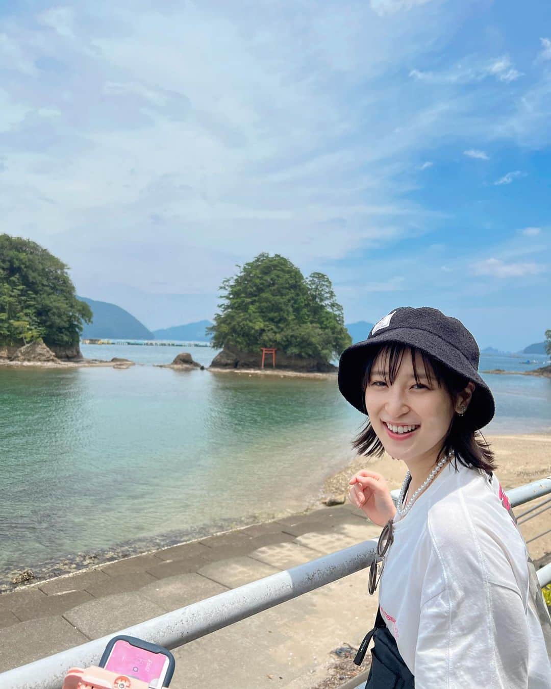 中崎絵梨奈さんのインスタグラム写真 - (中崎絵梨奈Instagram)「弁財島。  干潮時には、陸地から歩いて渡ることも出来て、島には小さな祠が祀られてるそう。  海も綺麗で透き通ってて素敵すぎた🥲🤍  この日は行けなかったけど、次は島まで渡ってみたいなあ💭⛩」7月17日 15時48分 - nakazaki_erina