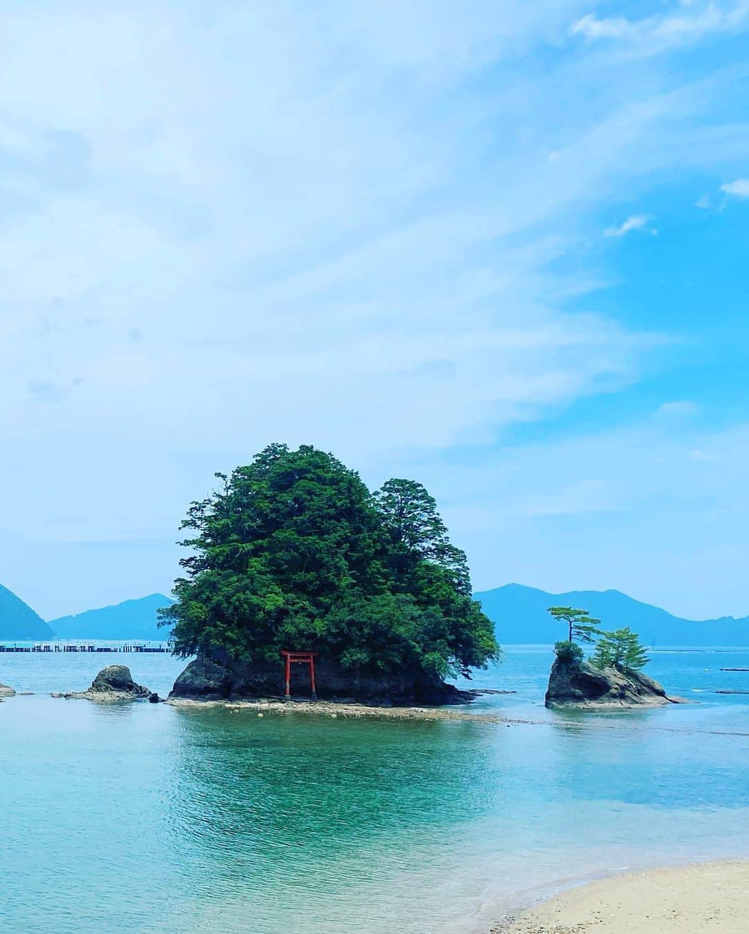 中崎絵梨奈さんのインスタグラム写真 - (中崎絵梨奈Instagram)「弁財島。  干潮時には、陸地から歩いて渡ることも出来て、島には小さな祠が祀られてるそう。  海も綺麗で透き通ってて素敵すぎた🥲🤍  この日は行けなかったけど、次は島まで渡ってみたいなあ💭⛩」7月17日 15時48分 - nakazaki_erina