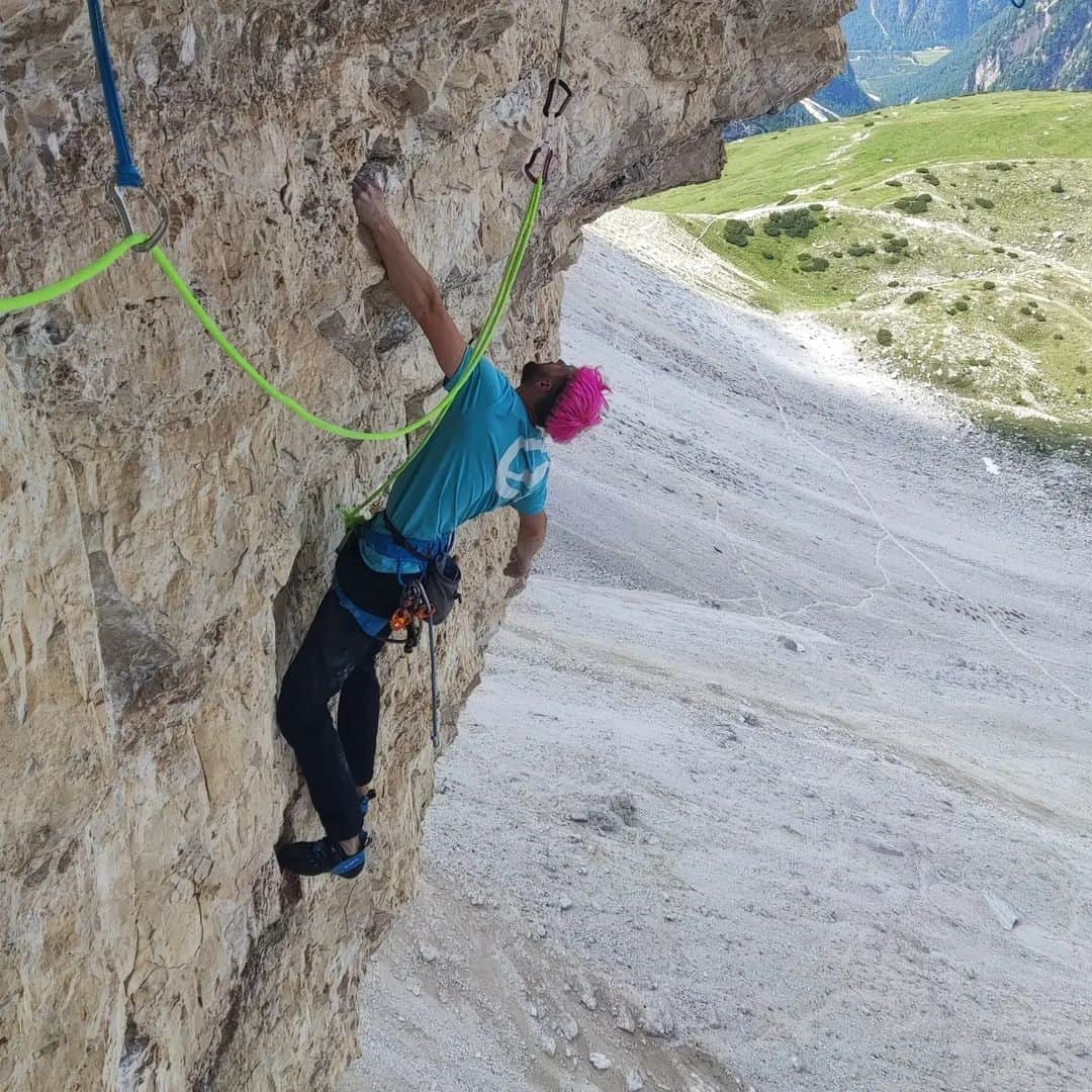 イェルネイ・クルーダーさんのインスタグラム写真 - (イェルネイ・クルーダーInstagram)「Panaroma 8b+, 500m 🤩  2 Sundays ago, I drove alone to Tre Cime to meet with my friend @mircodellosta , who was there with me last year, when I sent Bellavista. This time, my focus was on Panaroma, a harder version in this great roof of Cima ovest. It shares the same start with Bellavista to get to the roof and the first crux of the hard pitch before it turns to the right. I only tried this 50 meters long and 8b+ hard pitch on a short trip with @hannespuman , where I managed to do all the moves. To get from the anchor to anchor wasn't easy. Although it's bolted, you have to climb hard and commit between the bolts, or a long fall awaits for you.   Now, when I returned with Mirco, my expectations were low, but I also knew somewhere deep inside me that there was a small chance of doing it. We had no problems getting to the roof, and the conditions were very good for Tre Cime. I started climbing the roof, and soon, I was over the first crux. Still, 40 metres of climbing was in front of me, but my head was light, and I managed to control the pump in my forearms.  Soon, I found myself on a belay 🤩. But the route is not finished here yet. Another 20 meters pitch, which, in my opinion, reaches the grade of 8a+/b (originally graded 8c) was upon me. I only tried it once with Much Mayr some weeks ago. Didn't feel too hard, but also, I knew I'm not too fluid on it. Anyway, the hype was high, and I started to climb. On the first hard move, my foot slipped, and a second later, I was 10 meters below the bolt, hanging in the void. Jummared up, repeat the moves, took a rest, and I was back on it. Somehow, I got nervous on my second try, got super pumped, and ended up in the void for the second time. Now, I became nervous and couldn't find the right mind to get back on track. After a short brake, I gave it all in, and with cramps in my arms, I managed to reach the anchor. I was tired AF, but luckily, the route was fairly easy to get to the top 😁.  This route doesn't get many repetitions, and sending it so fast means so much to me. I feel my mind is getting stronger on big walls, and I can't wait to see what the future brings 😊.  @ocun.climbing @scarpaspa」7月17日 15時53分 - kruderjernej