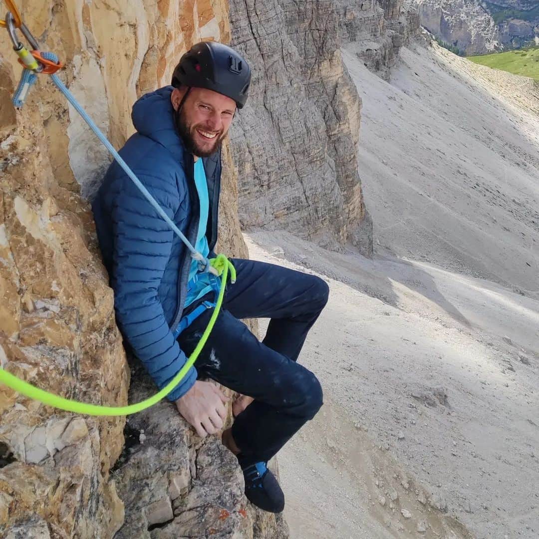 イェルネイ・クルーダーのインスタグラム：「Panaroma 8b+, 500m 🤩  2 Sundays ago, I drove alone to Tre Cime to meet with my friend @mircodellosta , who was there with me last year, when I sent Bellavista. This time, my focus was on Panaroma, a harder version in this great roof of Cima ovest. It shares the same start with Bellavista to get to the roof and the first crux of the hard pitch before it turns to the right. I only tried this 50 meters long and 8b+ hard pitch on a short trip with @hannespuman , where I managed to do all the moves. To get from the anchor to anchor wasn't easy. Although it's bolted, you have to climb hard and commit between the bolts, or a long fall awaits for you.   Now, when I returned with Mirco, my expectations were low, but I also knew somewhere deep inside me that there was a small chance of doing it. We had no problems getting to the roof, and the conditions were very good for Tre Cime. I started climbing the roof, and soon, I was over the first crux. Still, 40 metres of climbing was in front of me, but my head was light, and I managed to control the pump in my forearms.  Soon, I found myself on a belay 🤩. But the route is not finished here yet. Another 20 meters pitch, which, in my opinion, reaches the grade of 8a+/b (originally graded 8c) was upon me. I only tried it once with Much Mayr some weeks ago. Didn't feel too hard, but also, I knew I'm not too fluid on it. Anyway, the hype was high, and I started to climb. On the first hard move, my foot slipped, and a second later, I was 10 meters below the bolt, hanging in the void. Jummared up, repeat the moves, took a rest, and I was back on it. Somehow, I got nervous on my second try, got super pumped, and ended up in the void for the second time. Now, I became nervous and couldn't find the right mind to get back on track. After a short brake, I gave it all in, and with cramps in my arms, I managed to reach the anchor. I was tired AF, but luckily, the route was fairly easy to get to the top 😁.  This route doesn't get many repetitions, and sending it so fast means so much to me. I feel my mind is getting stronger on big walls, and I can't wait to see what the future brings 😊.  @ocun.climbing @scarpaspa」