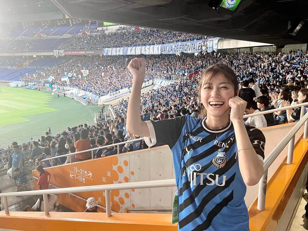 新保里歩のインスタグラム：「#20230715  #神奈川ダービー  横浜F・マリノス戦⚽️  勝利に歓喜している私を撮っていただいたので…😳📷🐬  嬉しさを共有したくて近くにいたフロサポさんと思わずグータッチに…👊 (突然お邪魔しました☺️)  とにかく嬉しかったです☺︎  .  そして試合後に、お世話になっている、 ファイフロのスタッフのみなさんからお誕生日のお祝いで花束をいただきました💐  いつもいつも、本当にありがとうございます🥰  これからもよろしくお願いします✨  #frontale  #川崎フロンターレ #フロンターレ  #ファイフロ」