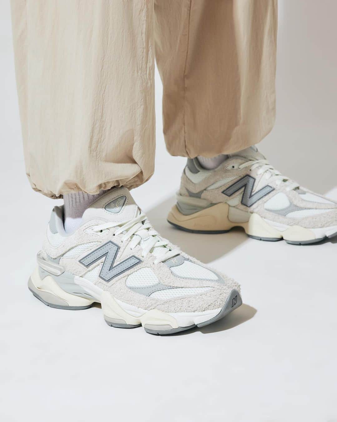 STYLERUNNERさんのインスタグラム写真 - (STYLERUNNERInstagram)「Set your alarms 🚨 two fresh New Balance 9060 colourways are coming to Stylerunner. Available tomorrow in ALL stores 10am, and online 12pm!」7月17日 16時07分 - stylerunner