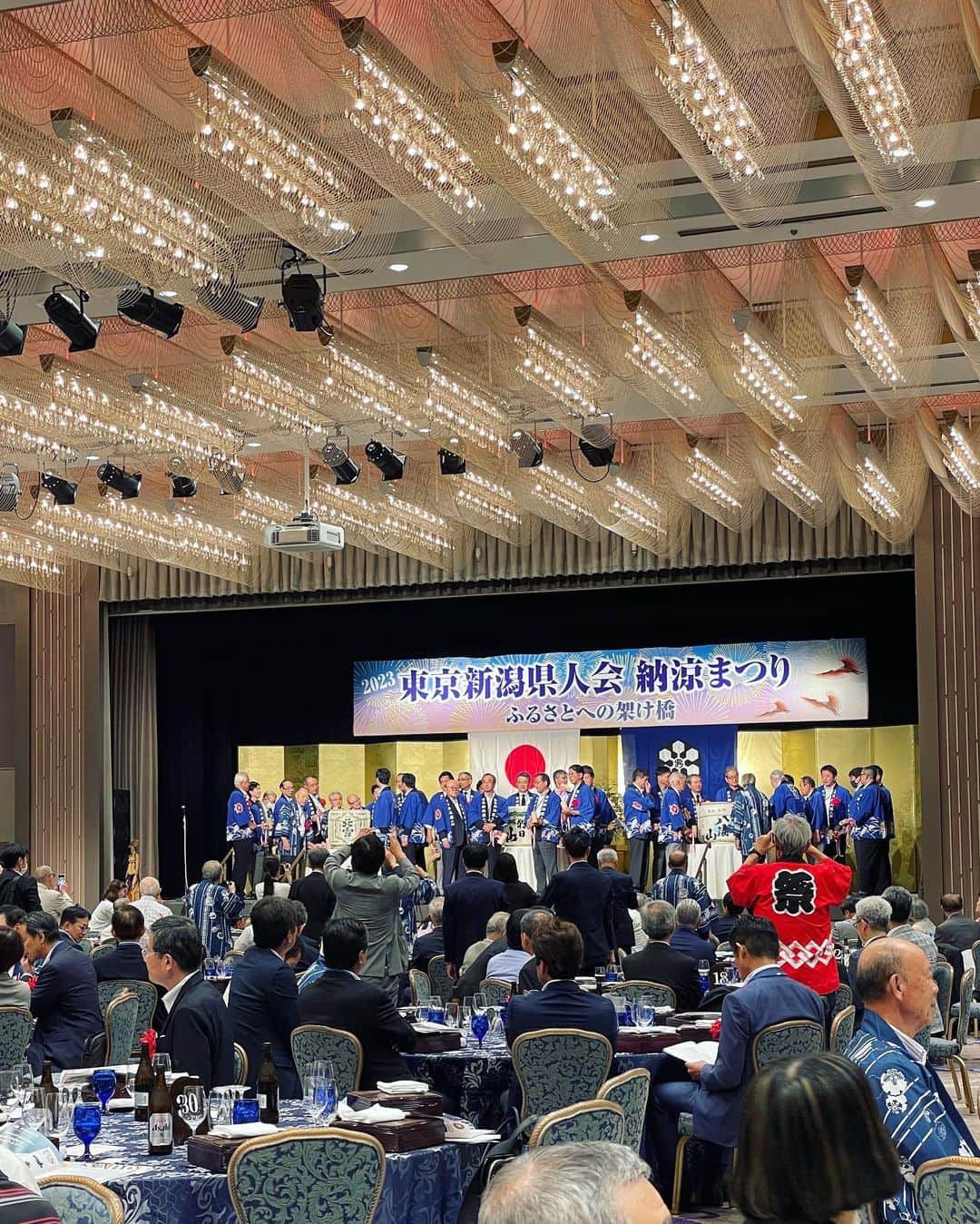 小川麻琴さんのインスタグラム写真 - (小川麻琴Instagram)「今日は、椿山荘で開催された東京新潟県人会の「納涼まつり」にお声がけ頂き行ってきました。  私は初めて参加させて頂いたのですが、新潟県にゆかりのある方々が500人以上も会場に集まっていて規模感の大きさに驚きました😳  地元柏崎の櫻井市長や、朗読劇でお世話になった声優の堀井慎吾さんにも久しぶりにお会い出来て嬉しかったです😌  そして、地元新潟の発展を願う方々の集まりに、とっても心が温まりました。  素敵な会に呼んで頂けた事に感謝です😌✨  #新潟県人会  #新潟  #椿山荘 #納涼祭り  #地元愛」7月17日 16時00分 - 1029_makoto