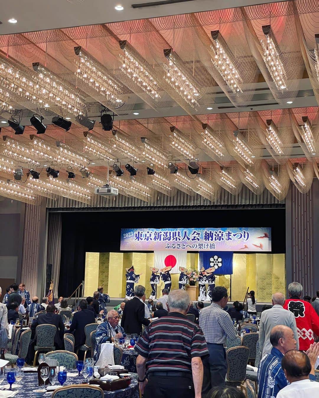 小川麻琴さんのインスタグラム写真 - (小川麻琴Instagram)「今日は、椿山荘で開催された東京新潟県人会の「納涼まつり」にお声がけ頂き行ってきました。  私は初めて参加させて頂いたのですが、新潟県にゆかりのある方々が500人以上も会場に集まっていて規模感の大きさに驚きました😳  地元柏崎の櫻井市長や、朗読劇でお世話になった声優の堀井慎吾さんにも久しぶりにお会い出来て嬉しかったです😌  そして、地元新潟の発展を願う方々の集まりに、とっても心が温まりました。  素敵な会に呼んで頂けた事に感謝です😌✨  #新潟県人会  #新潟  #椿山荘 #納涼祭り  #地元愛」7月17日 16時00分 - 1029_makoto