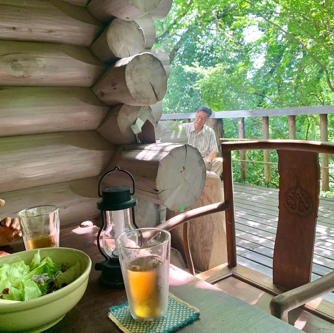 大澄れい（大崎緑）さんのインスタグラム写真 - (大澄れい（大崎緑）Instagram)「連休中の楽しかったこと。 まった〜り、ゆった〜り。 緑に囲まれたテラスで毎日食事だなんて、なんて贅沢な時間なんでしょう！  栗本先生お招きありがとうございますっ！  #ブランチ #テラス #バーベキュー #ログハウス #田舎ライフ」7月17日 16時05分 - midori.ozaki