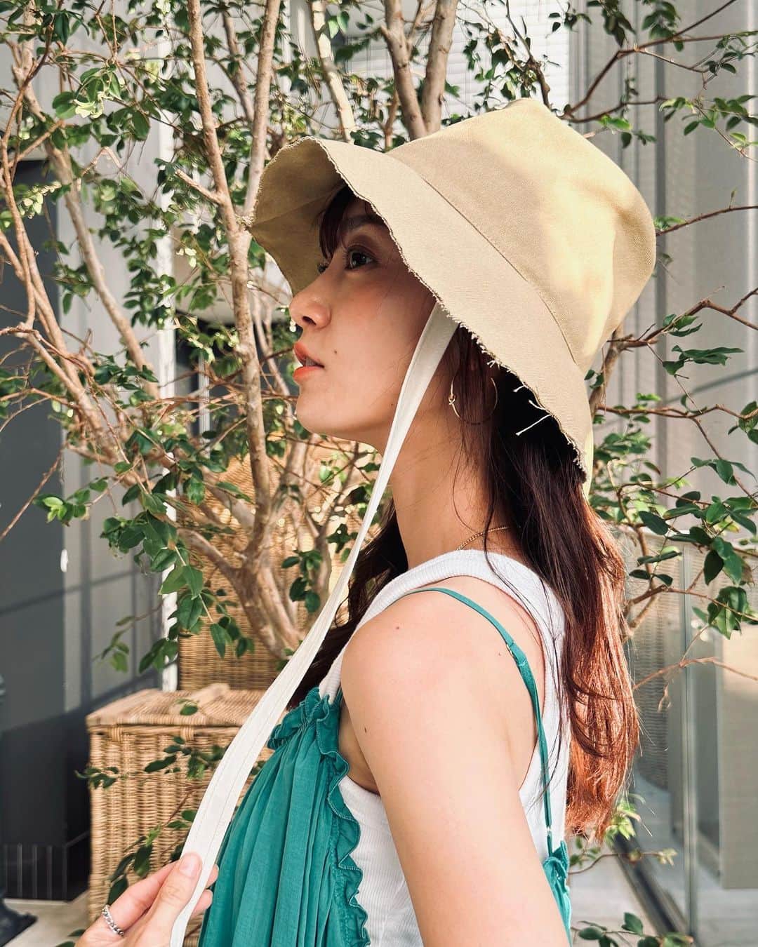 菊井彰子のインスタグラム：「お気に入りの帽子なのです👒  キャンバスハット @etretokyo ✖️ @marihoja  ・ ・ ・ ・ ・ ・ ・ #etretokyo  #marihoja  #キャンバスハット　 #ママコーデ  #ママコーディネート  #女の子ママ #女の子のママ  #ママファッション  #mamafashion #ootd #ootdfashion #ootdstyle」