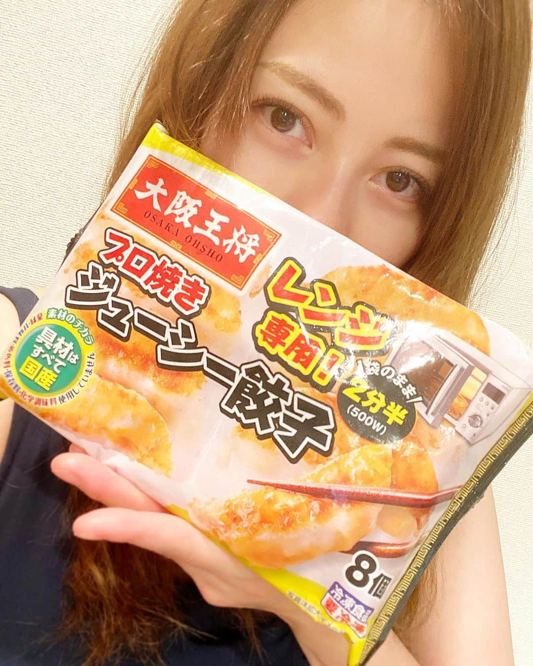 香里奈のインスタグラム：「先日知ったんだけど、  #大阪王将 の  #餃子  今度はなんと   #電子レンジ  で  #2分半  温めるだけで  #お店の味 #プロの味  が 食べられるようになったらしい！  #イトーヨーカドー  とか #セブンイレブン  に売ってるんだって🥟  #お酒のお供  #あと一品 にも最適なその餃子の名前は  #プロ焼きジューシー餃子 ！！  名前がもう  #おいしそう 笑  みんなも  #ヨーカドー とか  #セブン 行ったら checkしてみてね！！  ---------------------------  #大阪王将冷凍餃子 #冷凍食品 #🥟 #イートアンドフーズ #seveneleven #711 #ヨークベニマル  #ヨーク #取扱の無い店舗あり #おうちで街中華  #japanesegyoza #香里奈 #karina  #PR  #発売日7月17日  #20230717」